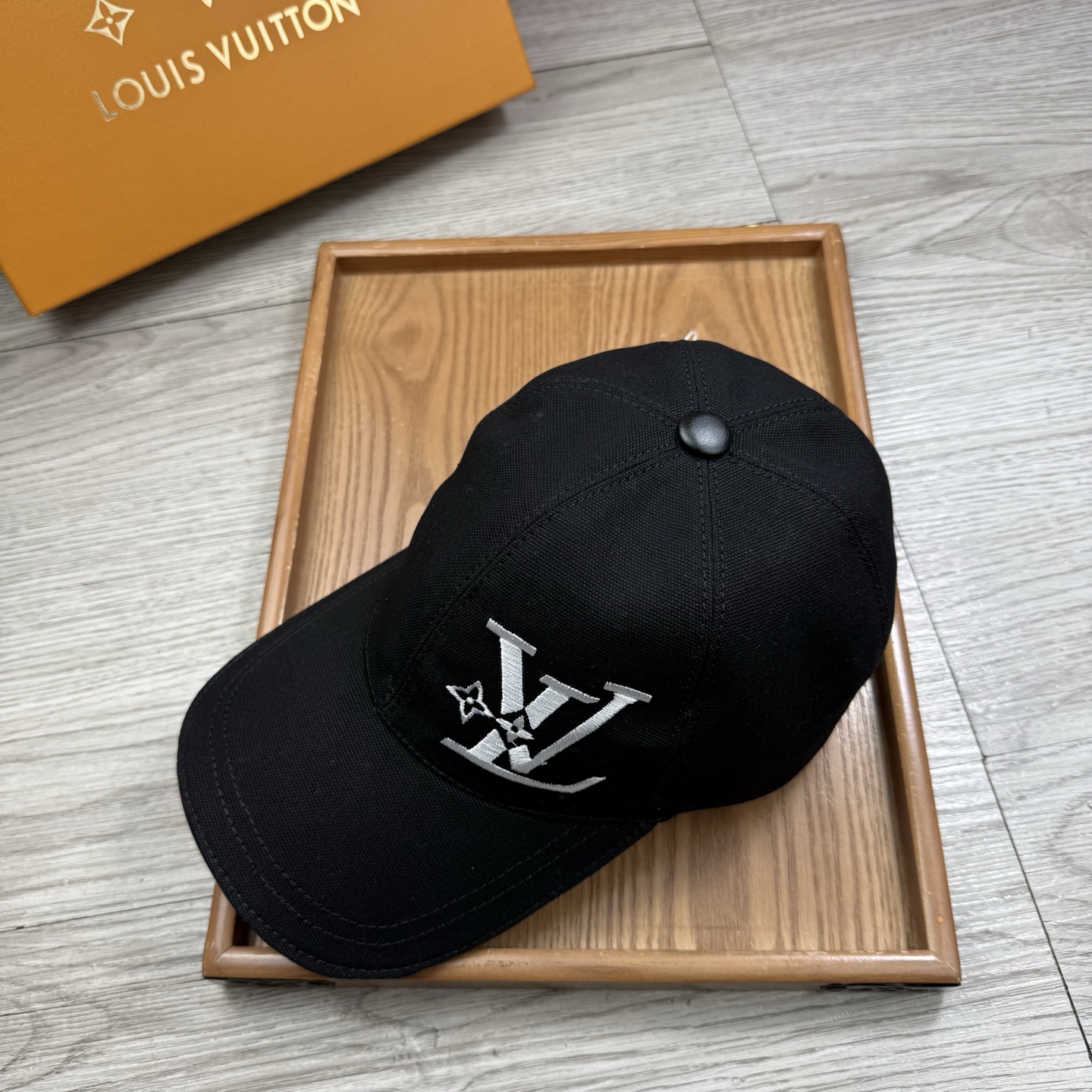 🌹。L家。【超A品质】最新款！时尚潮流，高端做工！每一个帽子都是用心之作！牛津材质！头层牛皮！配盒子、防