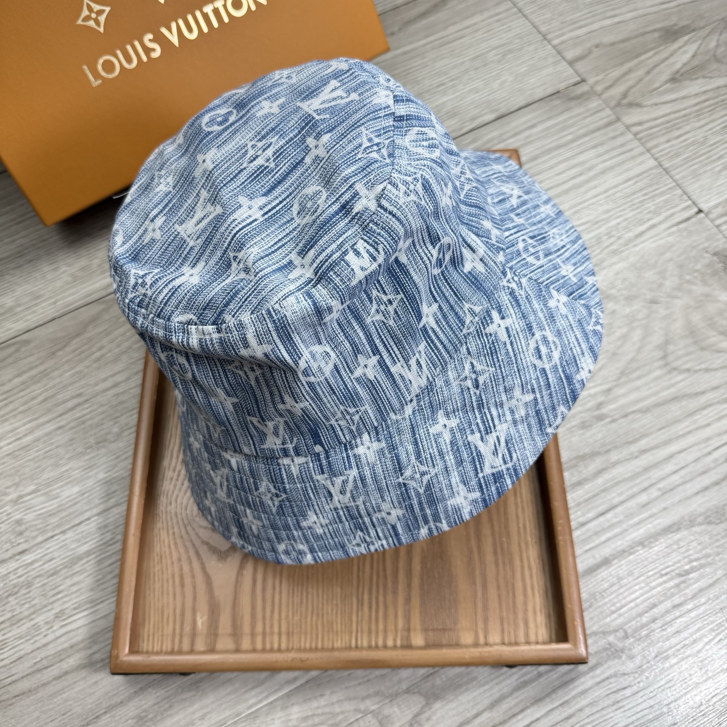 。L家。夏季新品渔夫帽！真的是经典中的NO.1，绝美的颜色非常好搭配，不管是酷飒的风格还是温婉的长裙都非