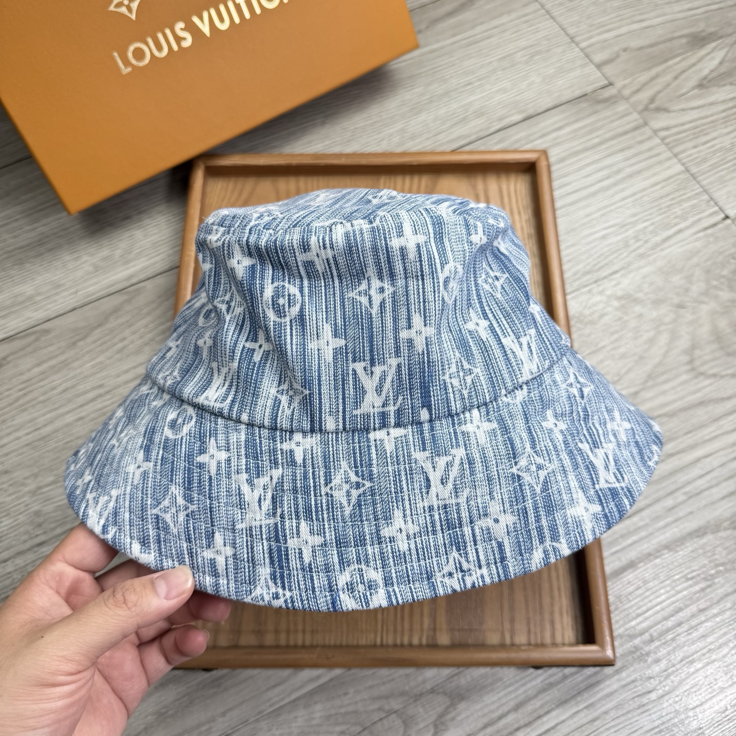 。L家。夏季新品渔夫帽！真的是经典中的NO.1，绝美的颜色非常好搭配，不管是酷飒的风格还是温婉的长裙都非