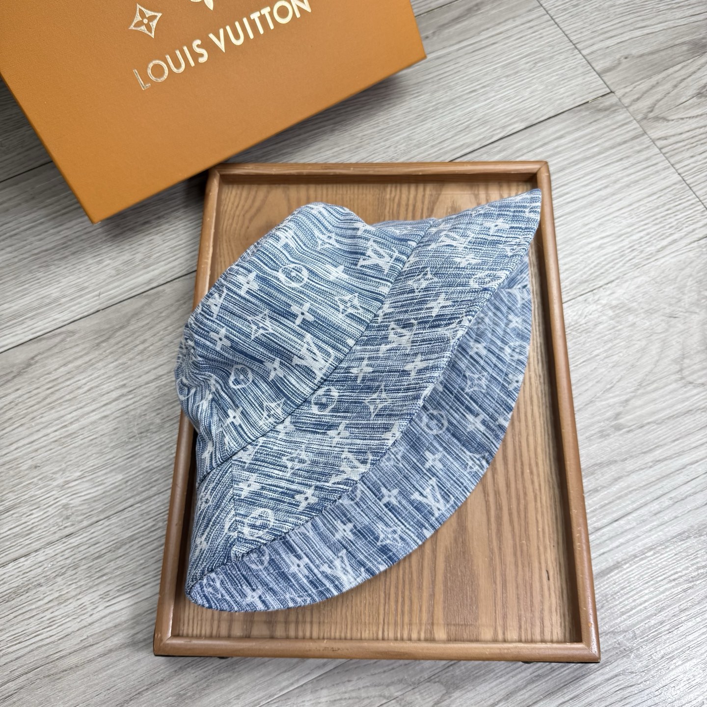 。L家。夏季新品渔夫帽！真的是经典中的NO.1，绝美的颜色非常好搭配，不管是酷飒的风格还是温婉的长裙都非