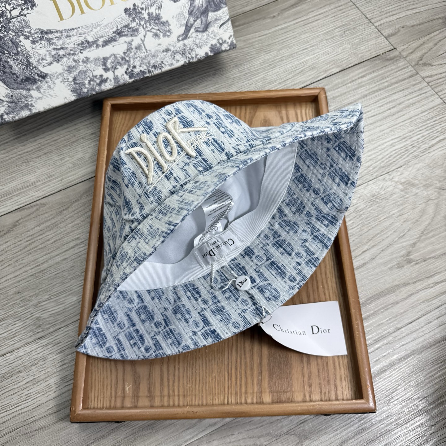 。D家。夏季新品渔夫帽！真的是经典中的NO.1，绝美的颜色非常好搭配，不管是酷飒的风格还是温婉的长裙都非