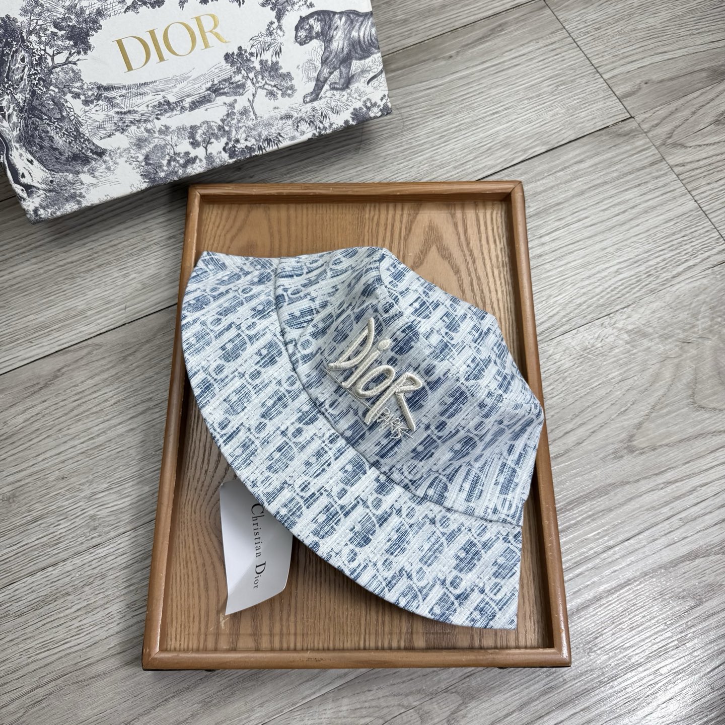 。D家。夏季新品渔夫帽！真的是经典中的NO.1，绝美的颜色非常好搭配，不管是酷飒的风格还是温婉的长裙都非