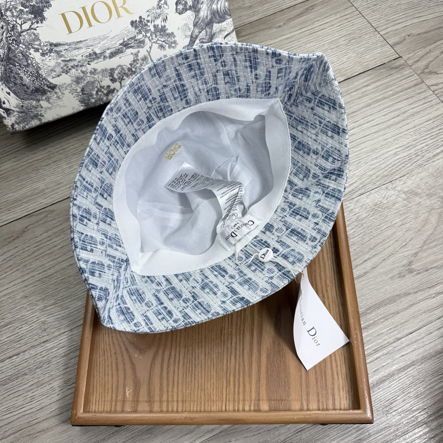 。D家。夏季新品渔夫帽！真的是经典中的NO.1，绝美的颜色非常好搭配，不管是酷飒的风格还是温婉的长裙都非