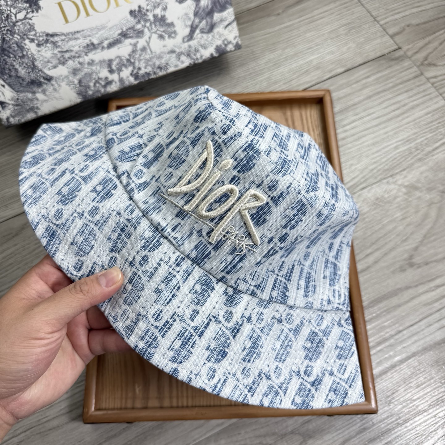 。D家。夏季新品渔夫帽！真的是经典中的NO.1，绝美的颜色非常好搭配，不管是酷飒的风格还是温婉的长裙都非