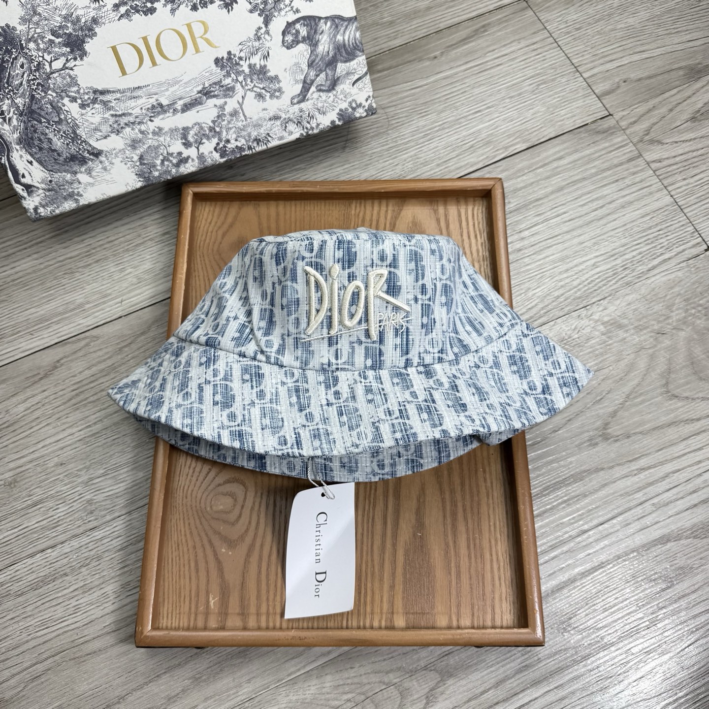 。D家。夏季新品渔夫帽！真的是经典中的NO.1，绝美的颜色非常好搭配，不管是酷飒的风格还是温婉的长裙都非
