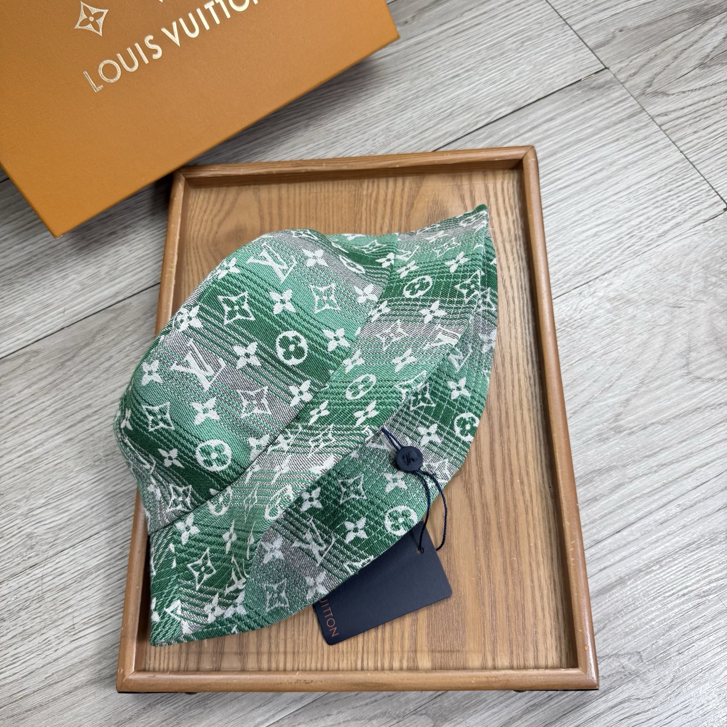 。L家。夏季新品渔夫帽！真的是经典中的NO.1，绝美的颜色非常好搭配，不管是酷飒的风格还是温婉的长裙都非