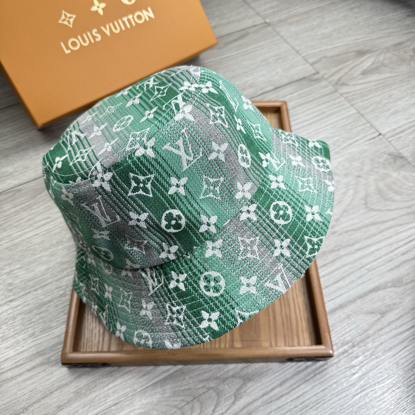 。L家。夏季新品渔夫帽！真的是经典中的NO.1，绝美的颜色非常好搭配，不管是酷飒的风格还是温婉的长裙都非