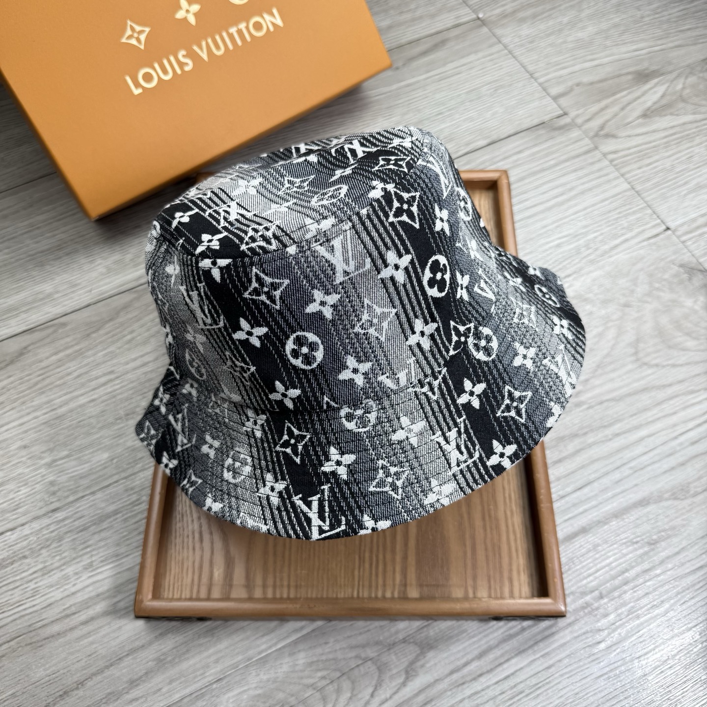 。L家。夏季新品渔夫帽！真的是经典中的NO.1，绝美的颜色非常好搭配，不管是酷飒的风格还是温婉的长裙都非