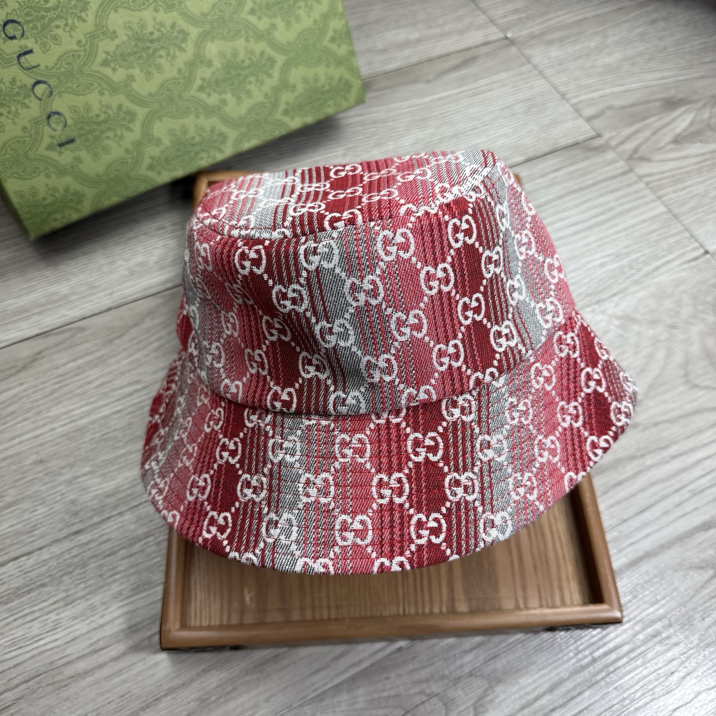 。G家。夏季新品渔夫帽！真的是经典中的NO.1，绝美的颜色非常好搭配，不管是酷飒的风格还是温婉的长裙都非