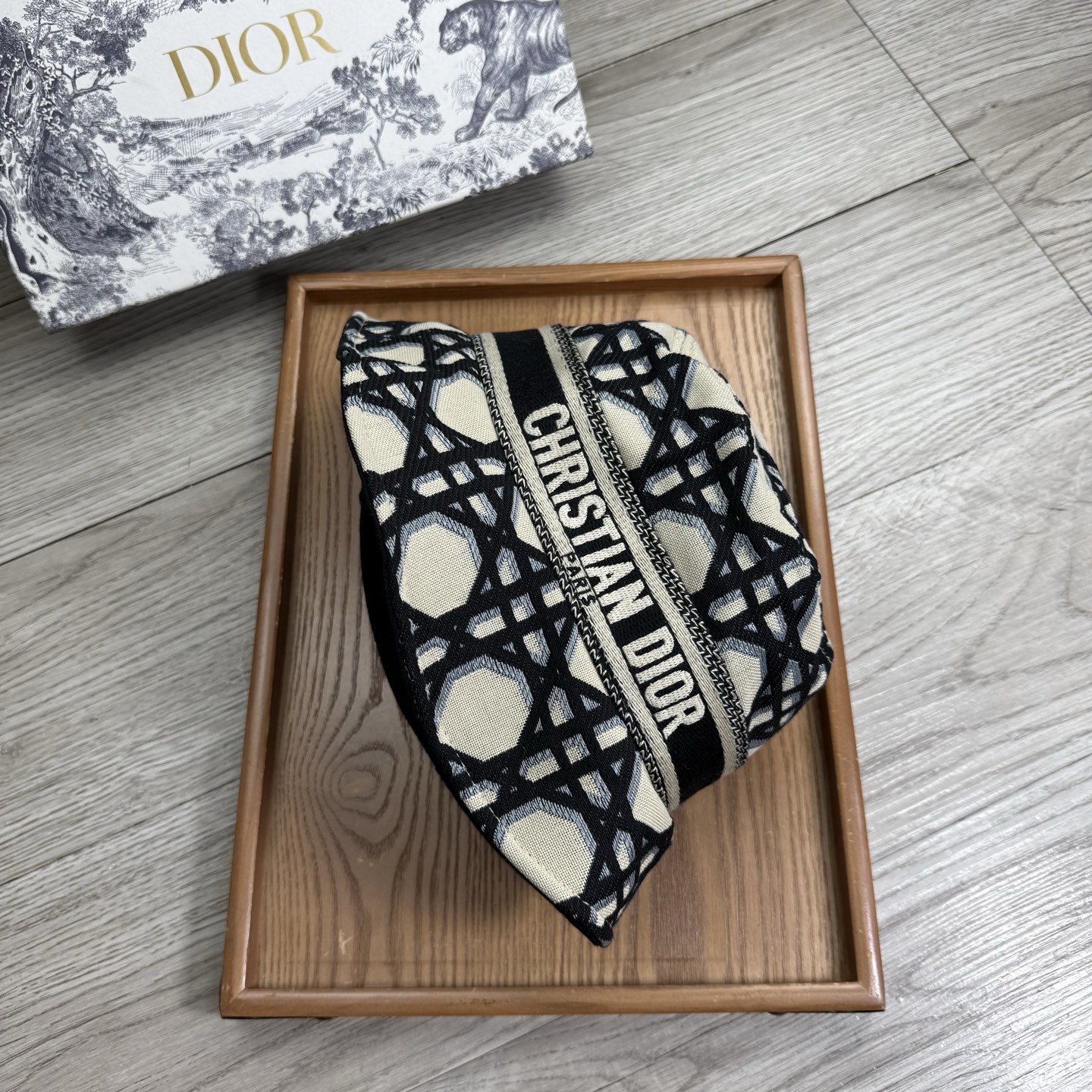 。D家。夏季新品渔夫帽！真的是经典中的NO.1，绝美的颜色非常好搭配，不管是酷飒的风格还是温婉的长裙都非