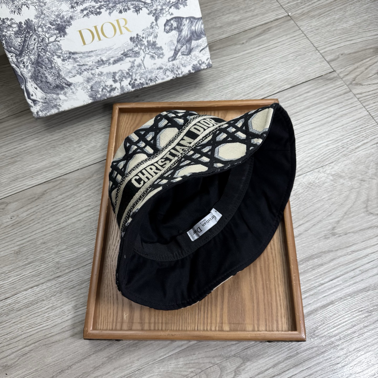 。D家。夏季新品渔夫帽！真的是经典中的NO.1，绝美的颜色非常好搭配，不管是酷飒的风格还是温婉的长裙都非