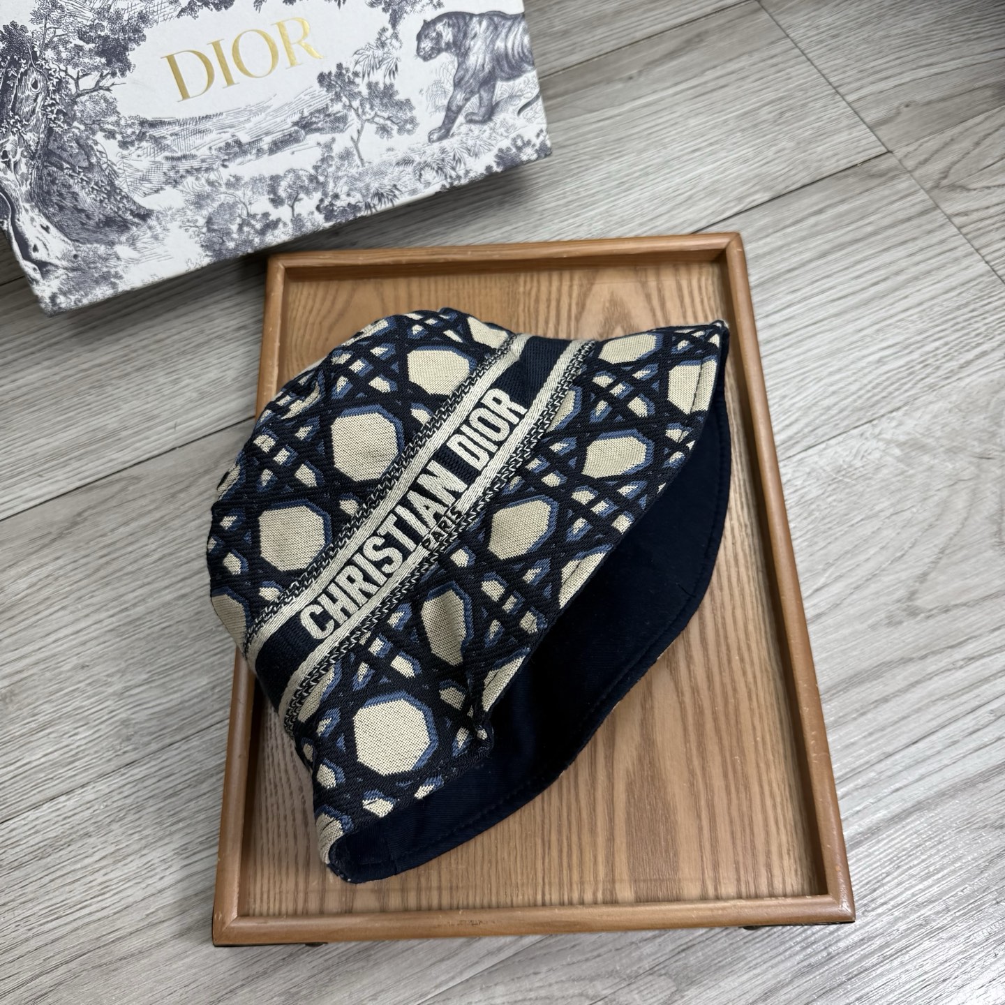 。D家。夏季新品渔夫帽！真的是经典中的NO.1，绝美的颜色非常好搭配，不管是酷飒的风格还是温婉的长裙都非