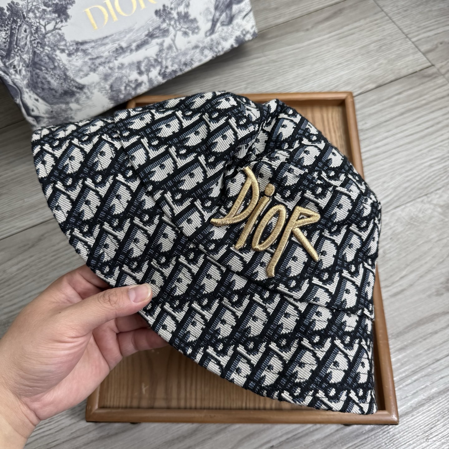 。D家。夏季新品渔夫帽！真的是经典中的NO.1，绝美的颜色非常好搭配，不管是酷飒的风格还是温婉的长裙都非