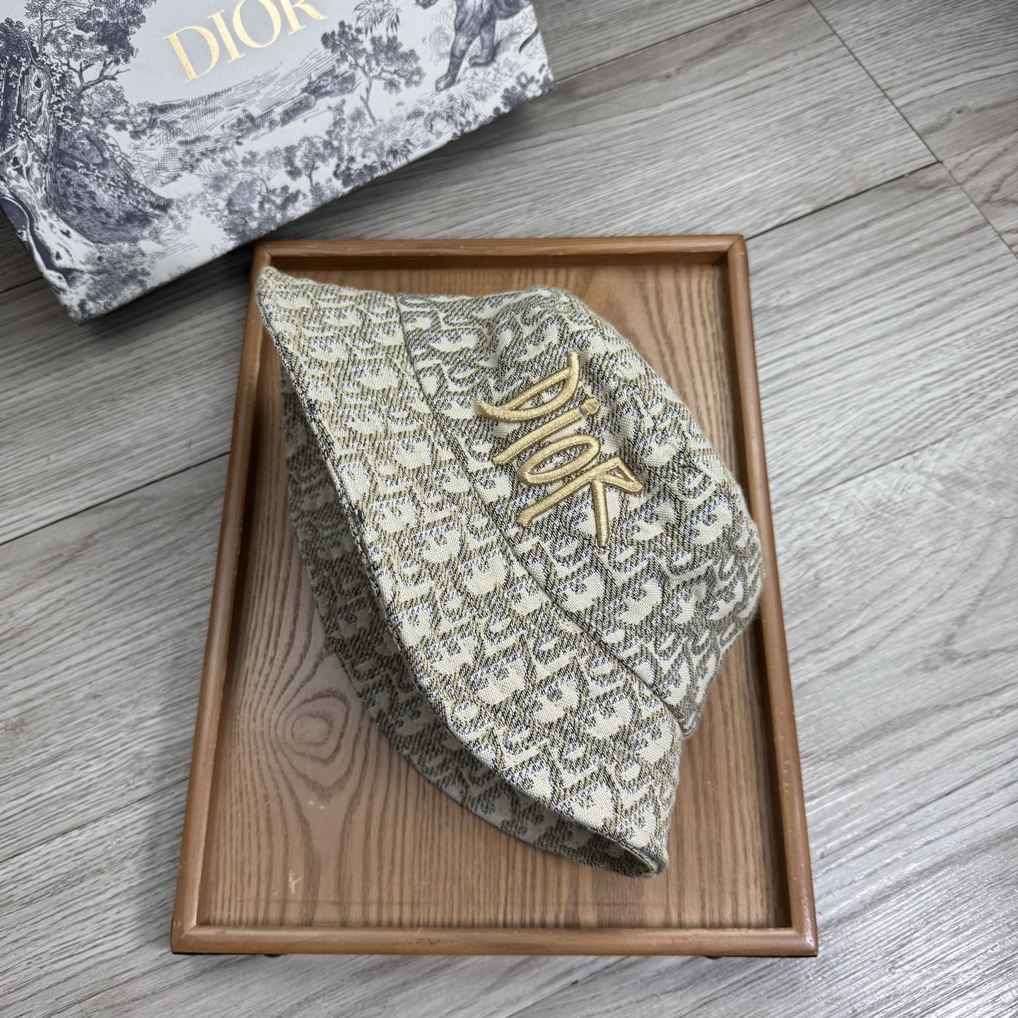 。D家。夏季新品渔夫帽！真的是经典中的NO.1，绝美的颜色非常好搭配，不管是酷飒的风格还是温婉的长裙都非