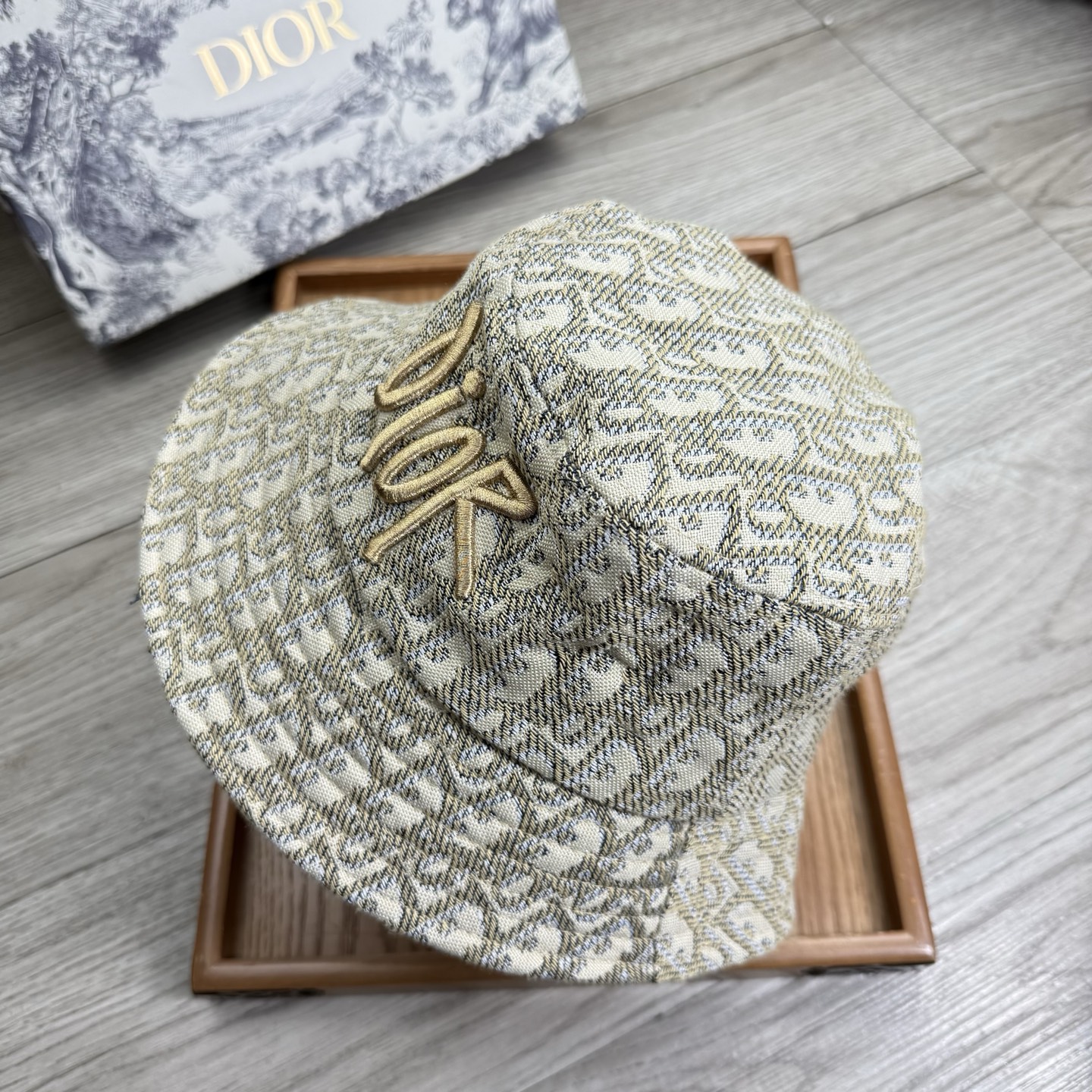 。D家。夏季新品渔夫帽！真的是经典中的NO.1，绝美的颜色非常好搭配，不管是酷飒的风格还是温婉的长裙都非