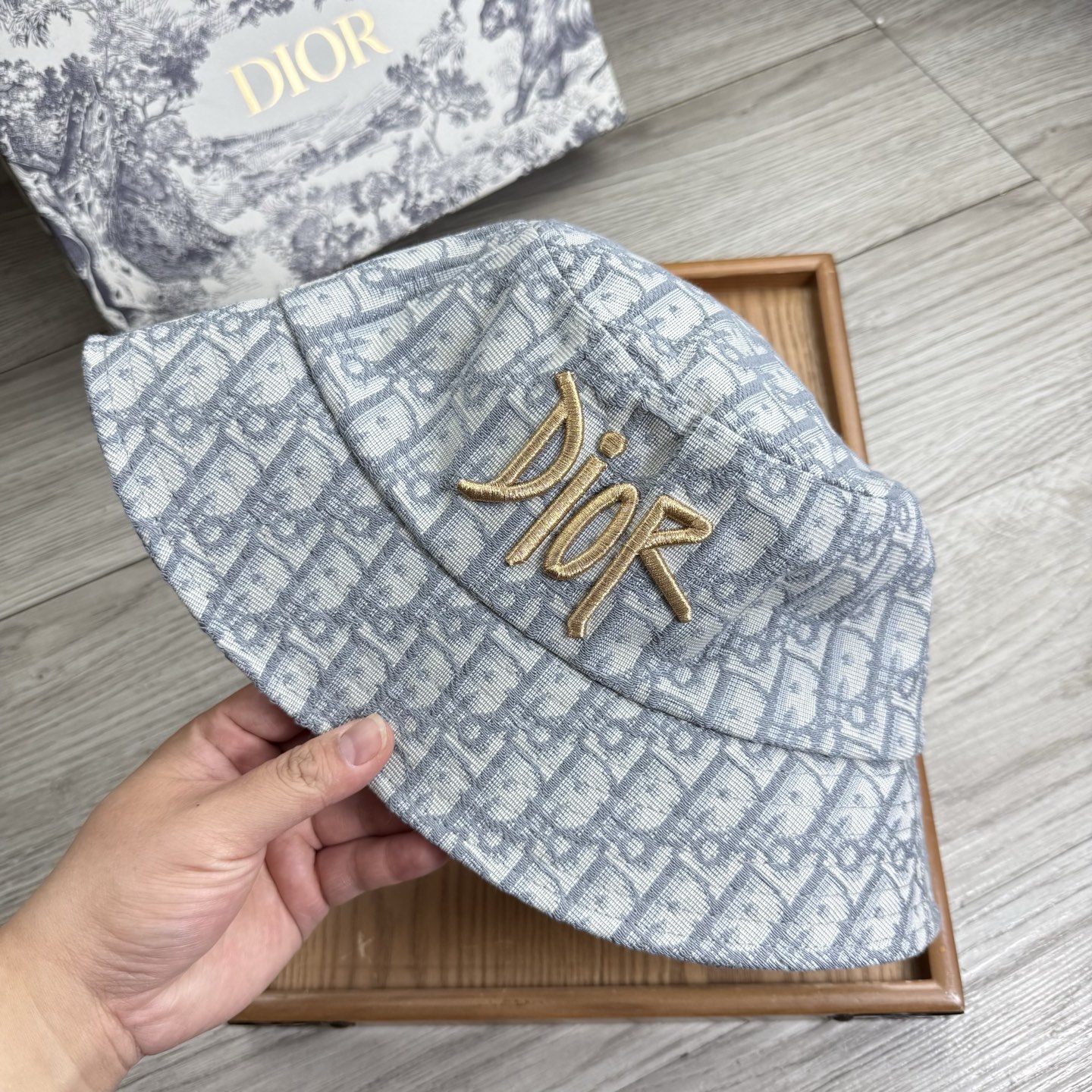 。D家。夏季新品渔夫帽！真的是经典中的NO.1，绝美的颜色非常好搭配，不管是酷飒的风格还是温婉的长裙都非