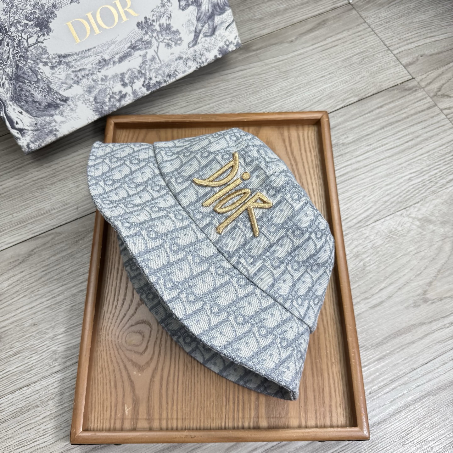 。D家。夏季新品渔夫帽！真的是经典中的NO.1，绝美的颜色非常好搭配，不管是酷飒的风格还是温婉的长裙都非
