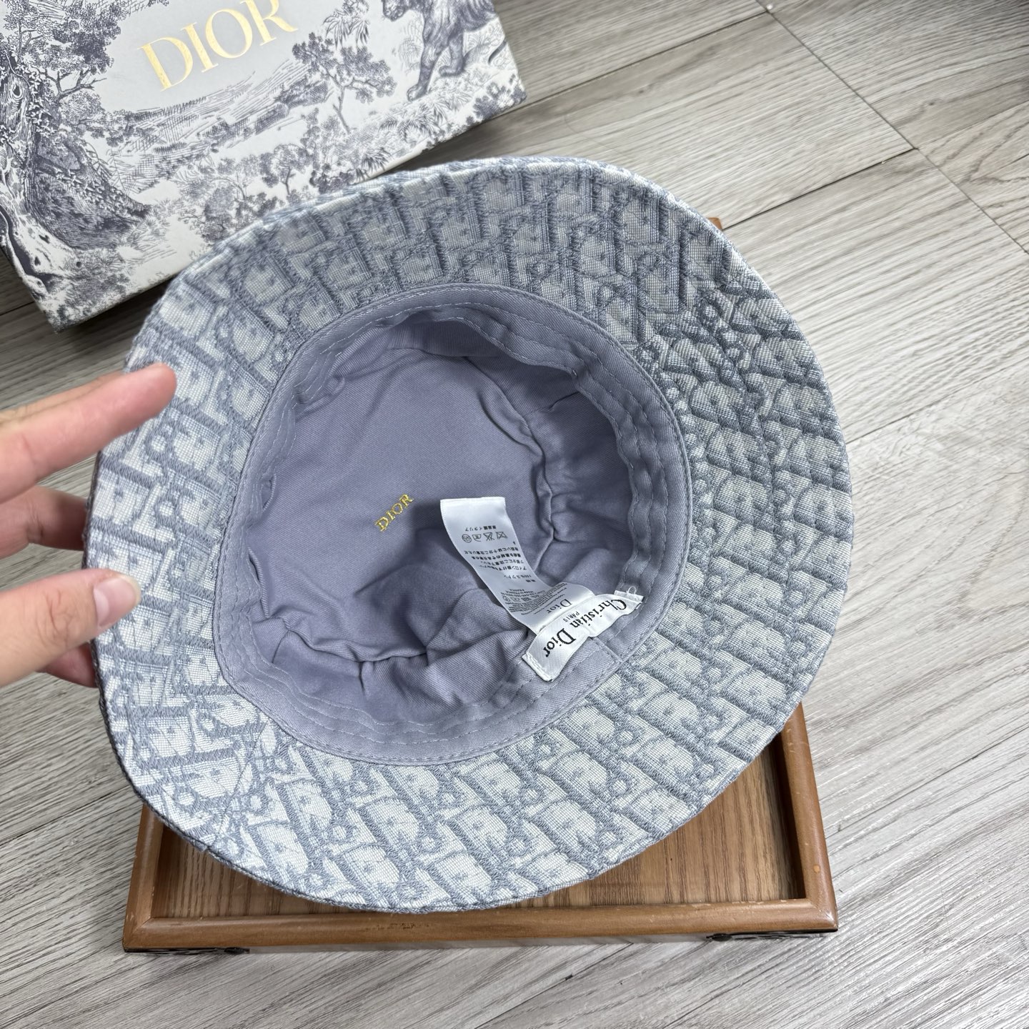 。D家。夏季新品渔夫帽！真的是经典中的NO.1，绝美的颜色非常好搭配，不管是酷飒的风格还是温婉的长裙都非