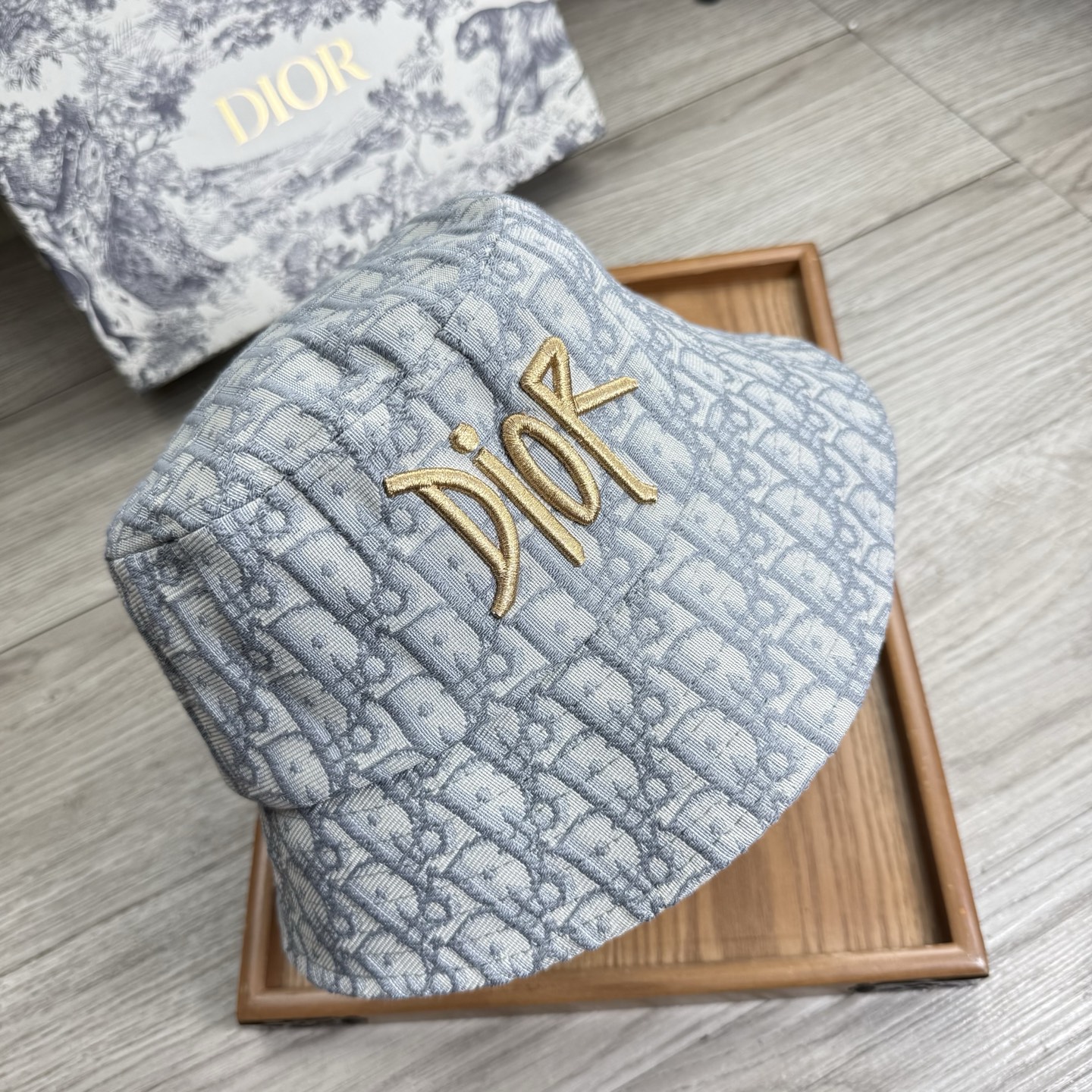 。D家。夏季新品渔夫帽！真的是经典中的NO.1，绝美的颜色非常好搭配，不管是酷飒的风格还是温婉的长裙都非