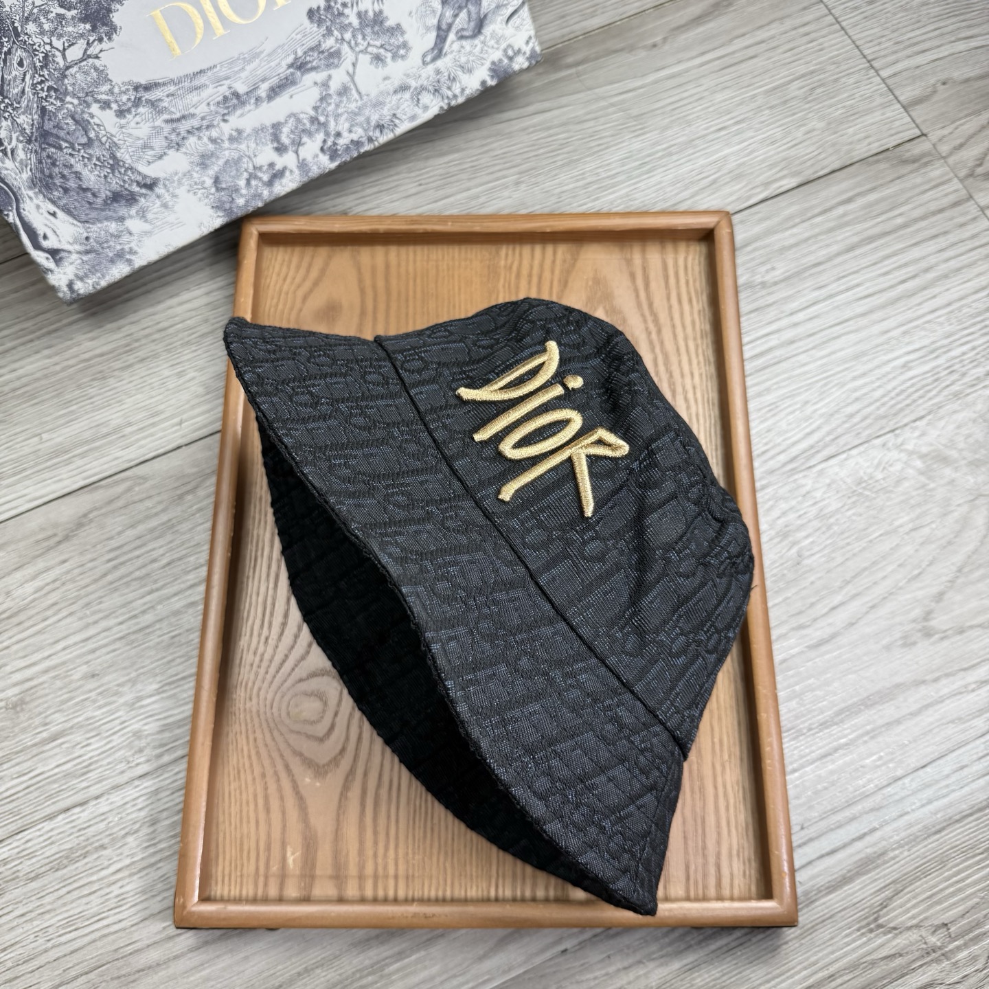 。D家。夏季新品渔夫帽！真的是经典中的NO.1，绝美的颜色非常好搭配，不管是酷飒的风格还是温婉的长裙都非