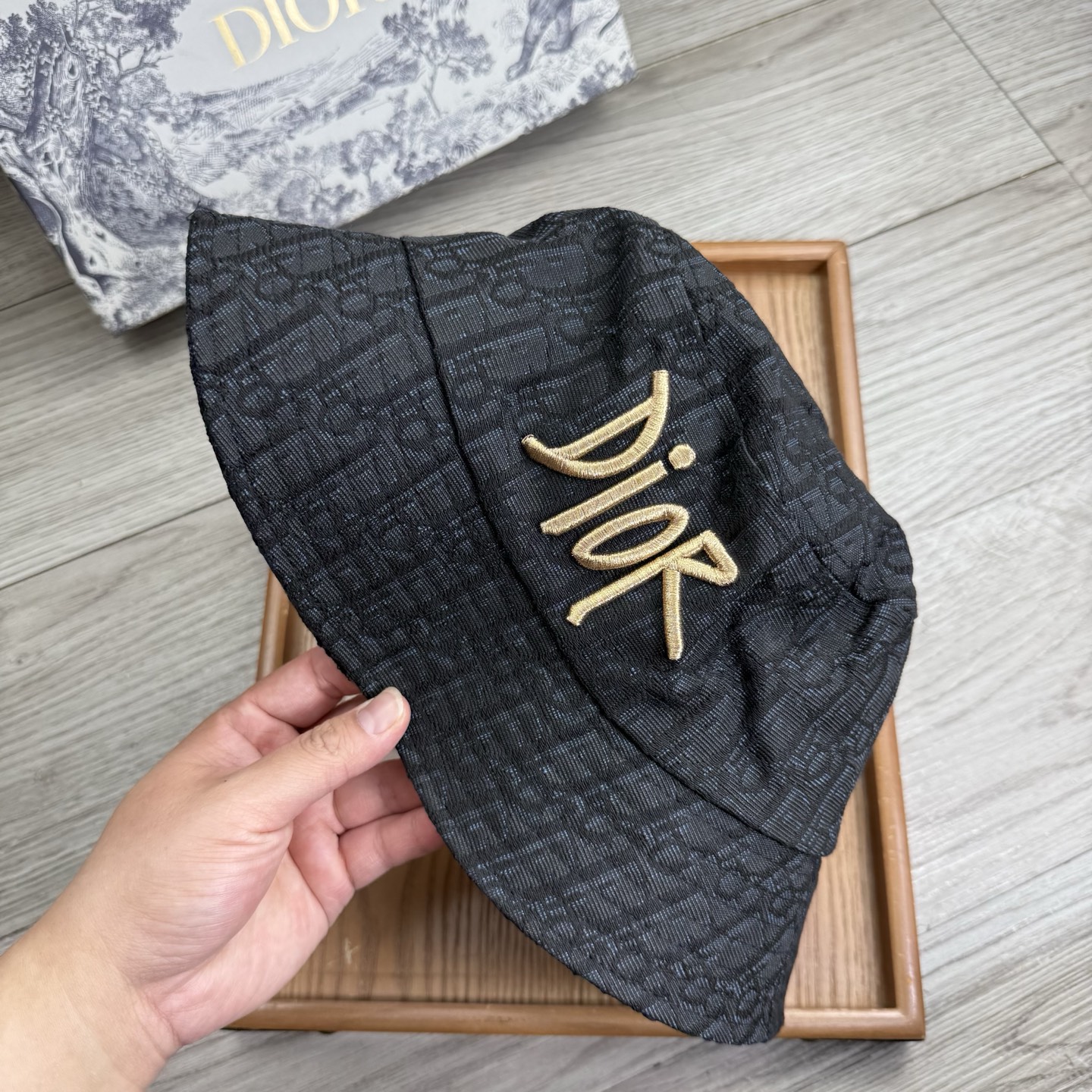 。D家。夏季新品渔夫帽！真的是经典中的NO.1，绝美的颜色非常好搭配，不管是酷飒的风格还是温婉的长裙都非