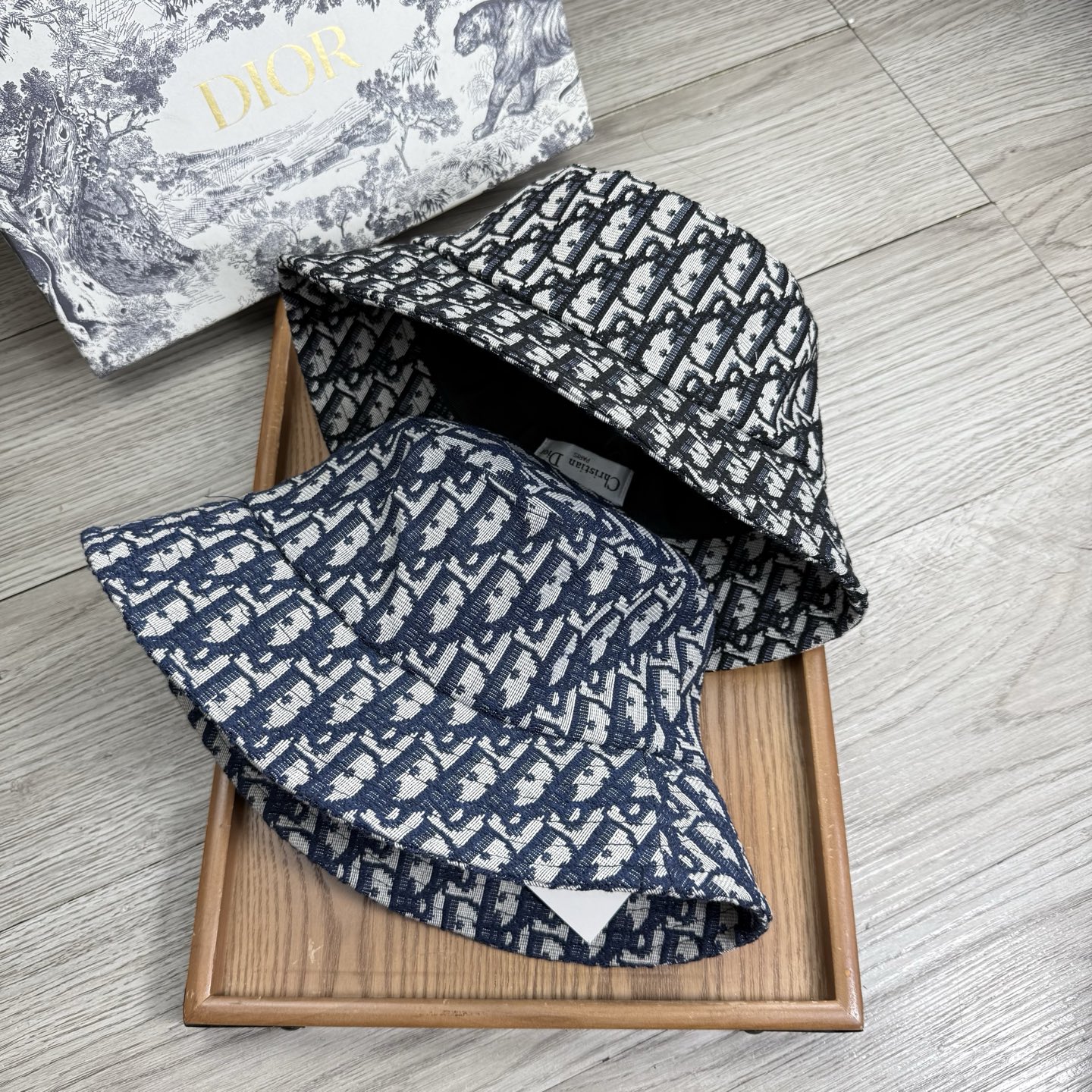 。D家。夏季新品渔夫帽！真的是经典中的NO.1，绝美的颜色非常好搭配，不管是酷飒的风格还是温婉的长裙都非