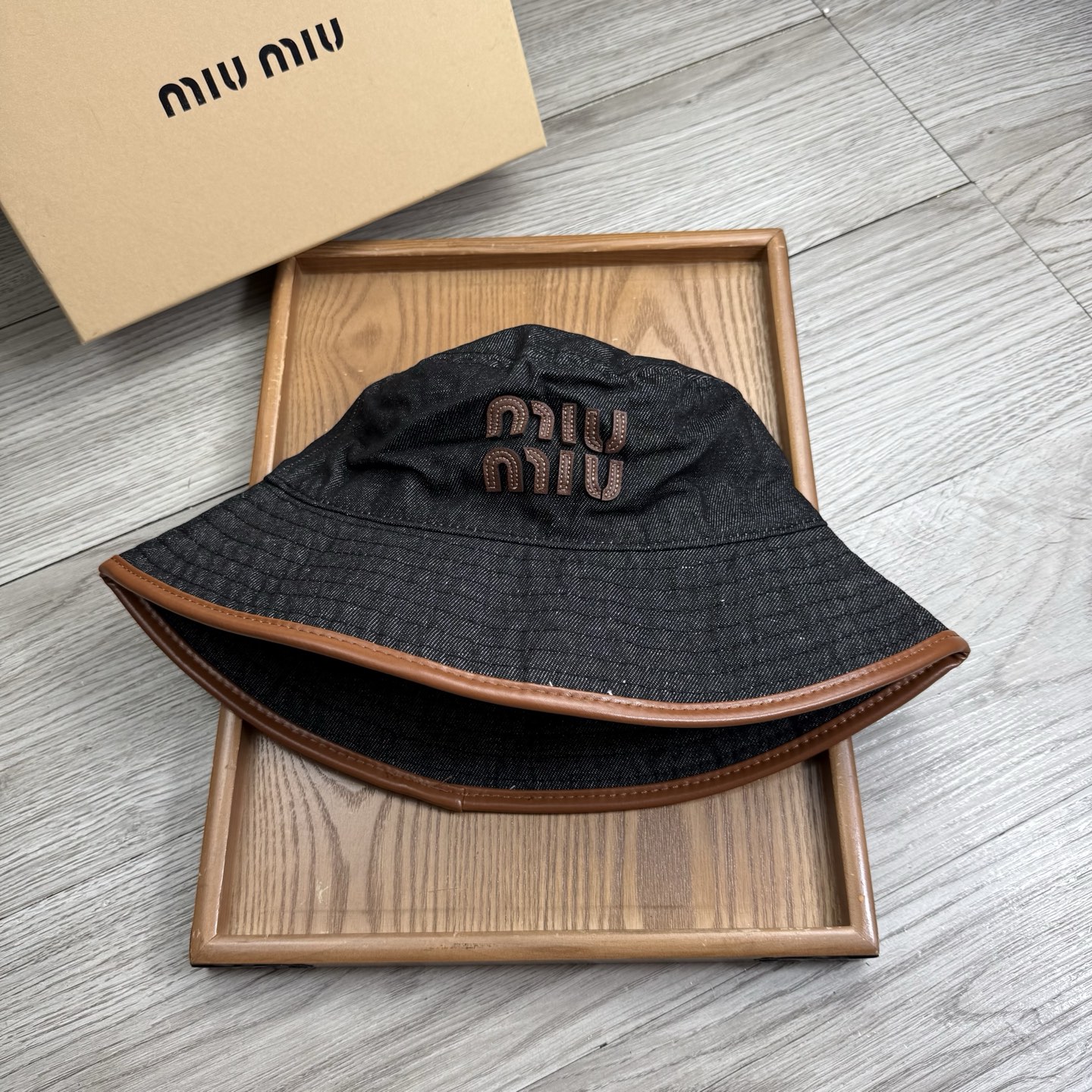 。miumiu。夏季新品渔夫帽！真的是经典中的NO.1，绝美的颜色非常好搭配，不管是酷飒的风格还是温婉的
