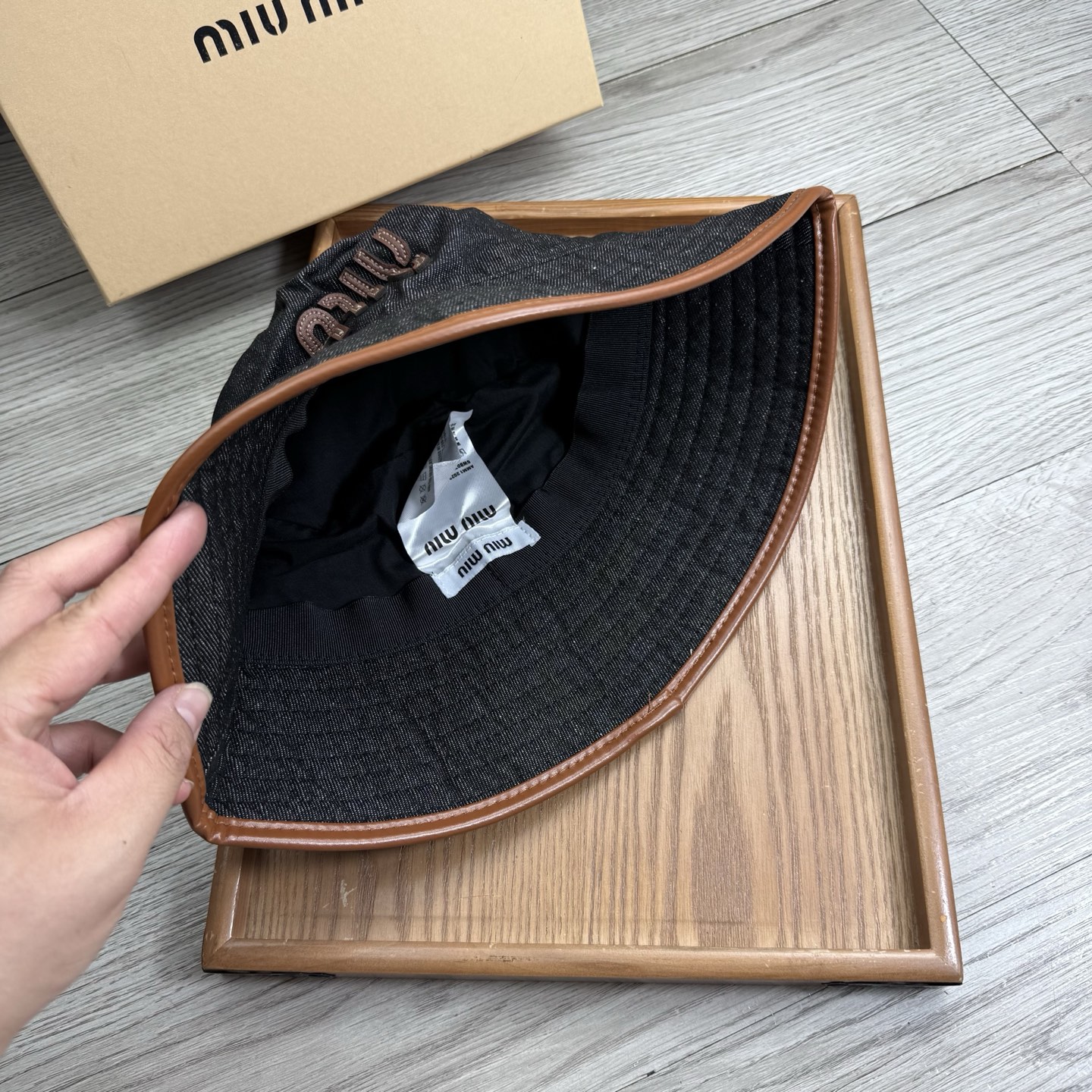 。miumiu。夏季新品渔夫帽！真的是经典中的NO.1，绝美的颜色非常好搭配，不管是酷飒的风格还是温婉的