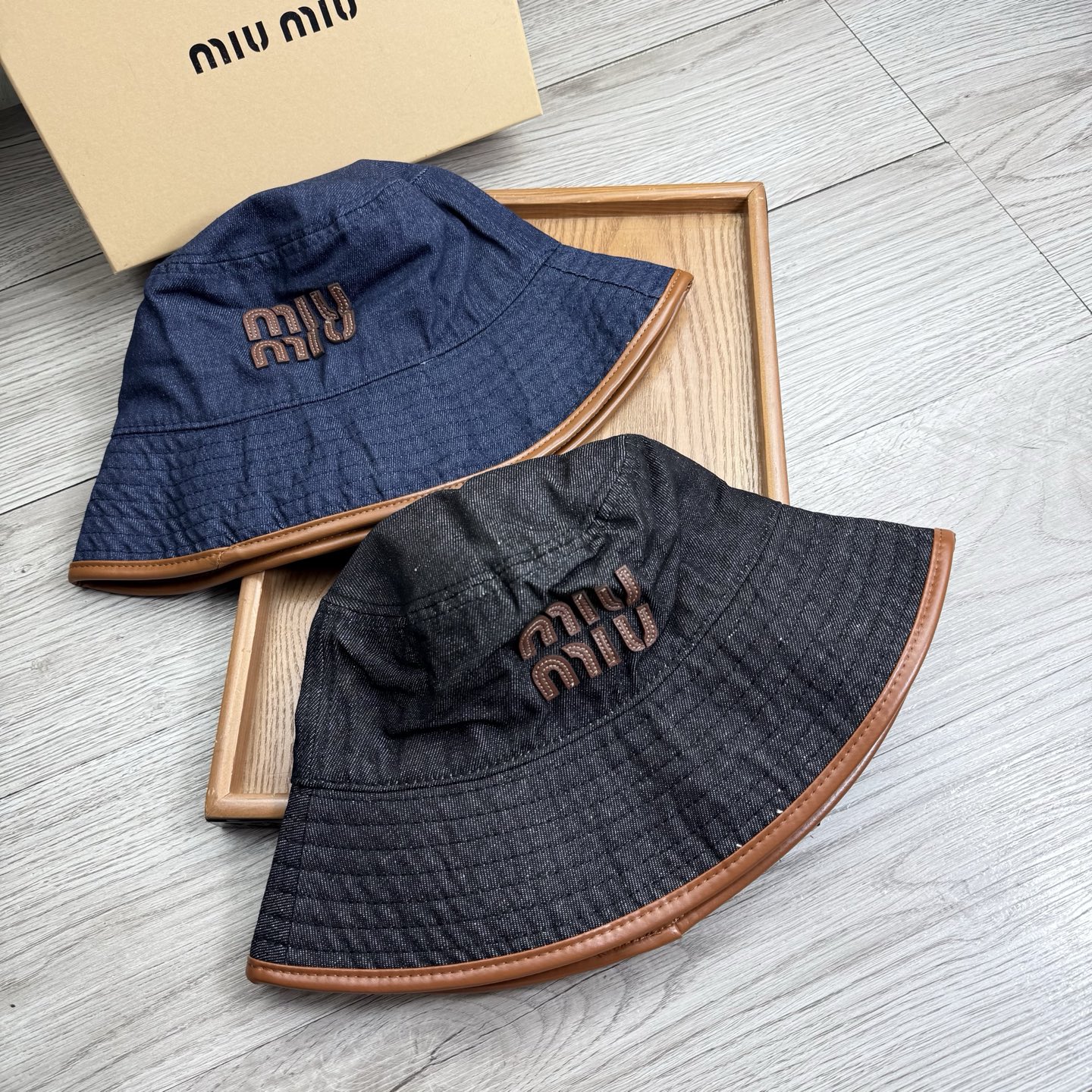 。miumiu。夏季新品渔夫帽！真的是经典中的NO.1，绝美的颜色非常好搭配，不管是酷飒的风格还是温婉的