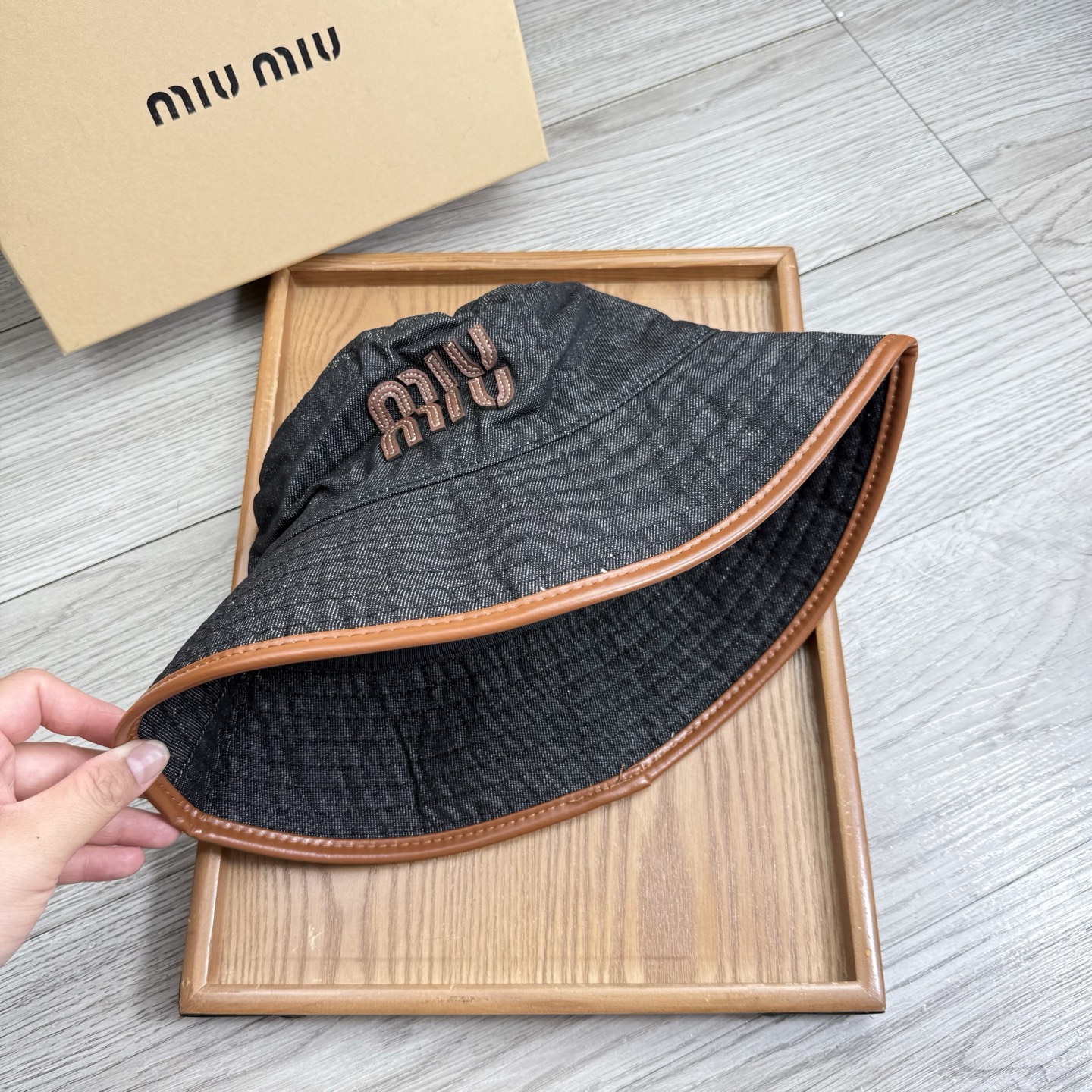 。miumiu。夏季新品渔夫帽！真的是经典中的NO.1，绝美的颜色非常好搭配，不管是酷飒的风格还是温婉的