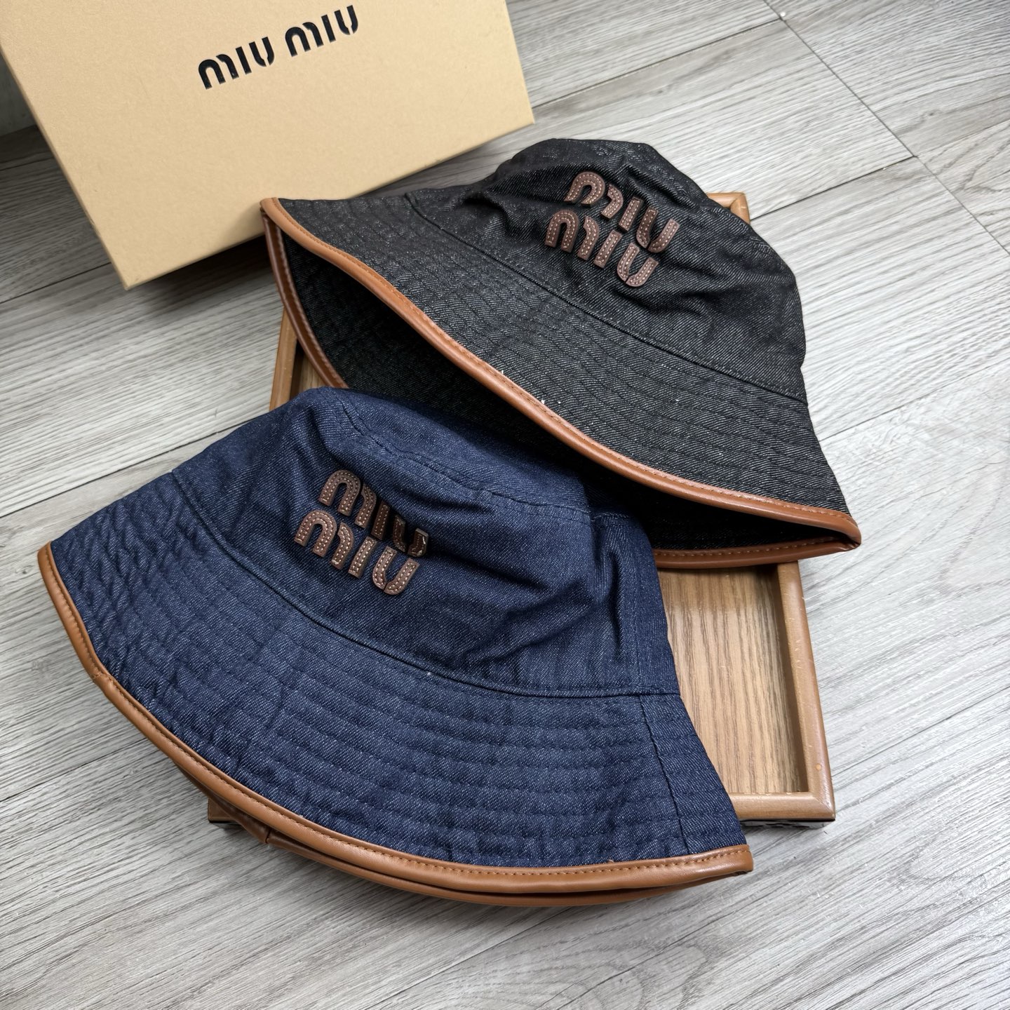 。miumiu。夏季新品渔夫帽！真的是经典中的NO.1，绝美的颜色非常好搭配，不管是酷飒的风格还是温婉的
