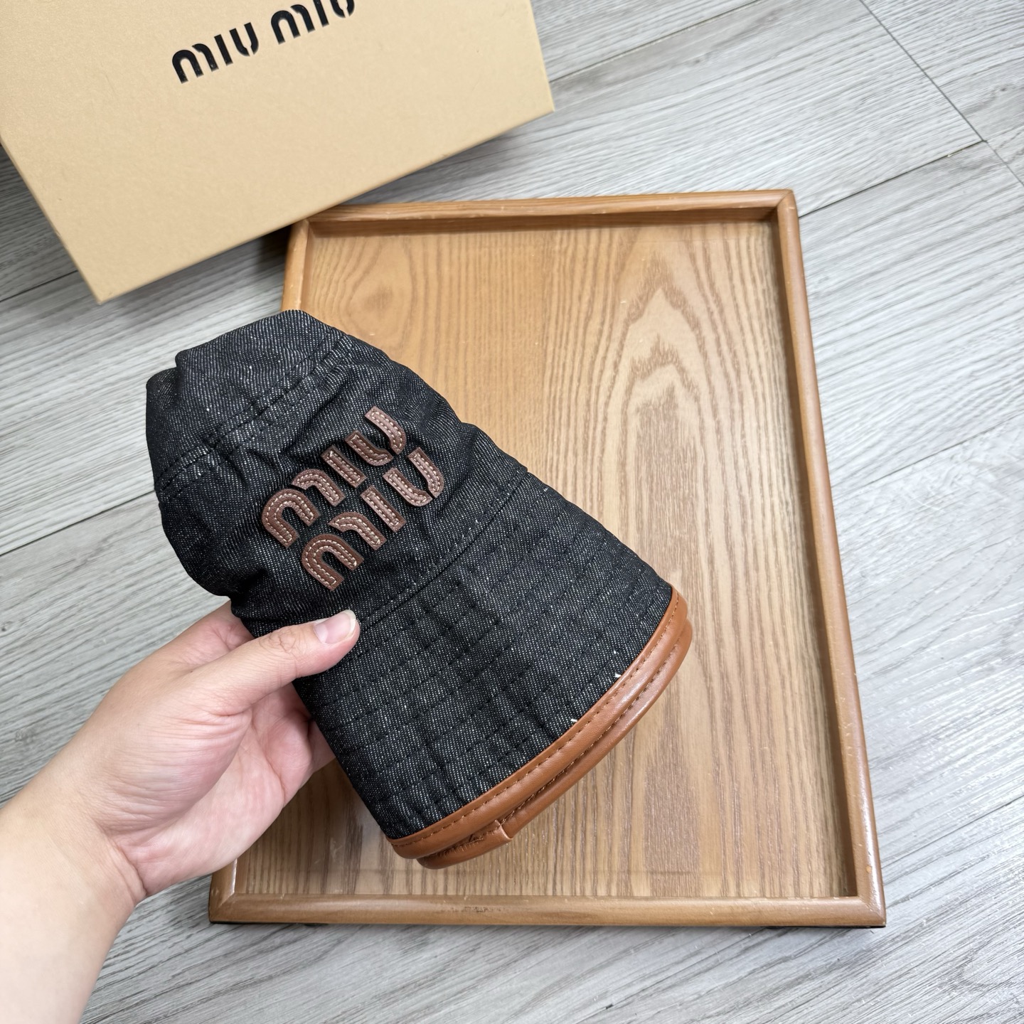 。miumiu。夏季新品渔夫帽！真的是经典中的NO.1，绝美的颜色非常好搭配，不管是酷飒的风格还是温婉的