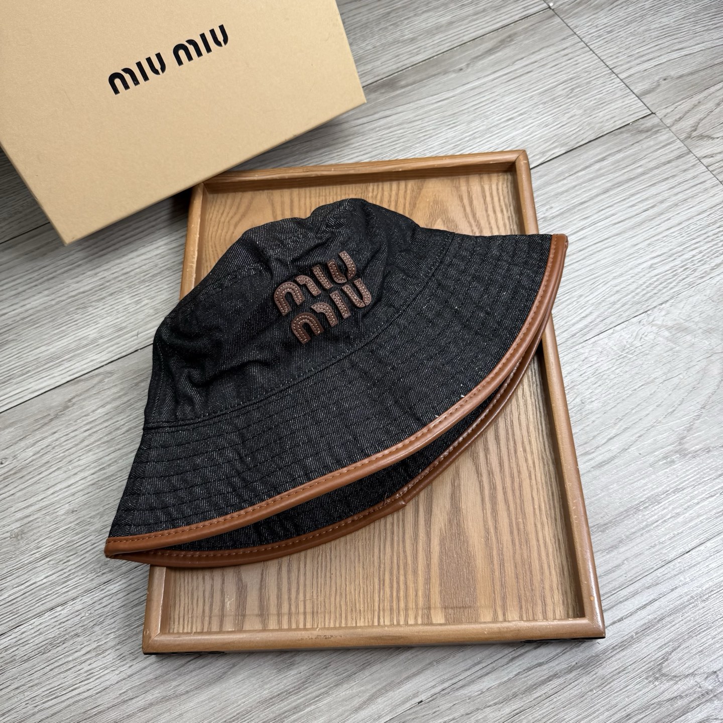 。miumiu。夏季新品渔夫帽！真的是经典中的NO.1，绝美的颜色非常好搭配，不管是酷飒的风格还是温婉的
