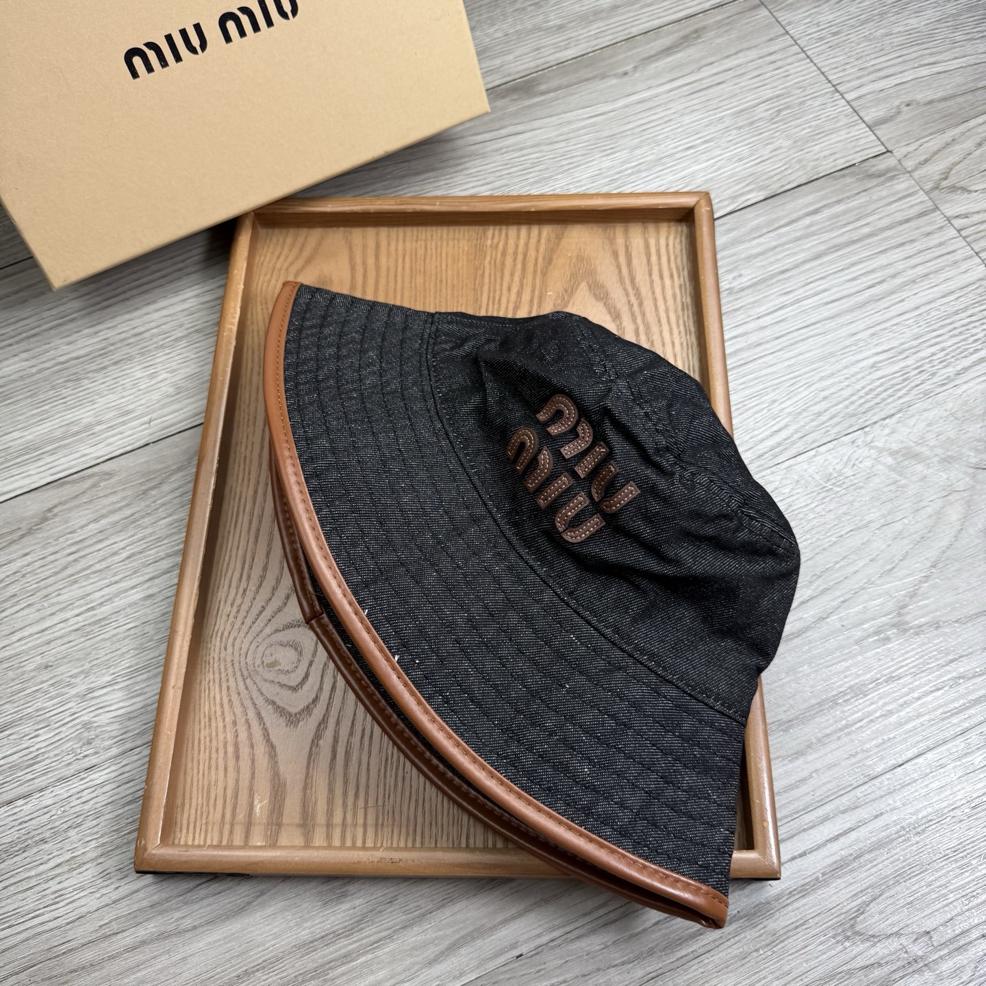 。miumiu。夏季新品渔夫帽！真的是经典中的NO.1，绝美的颜色非常好搭配，不管是酷飒的风格还是温婉的