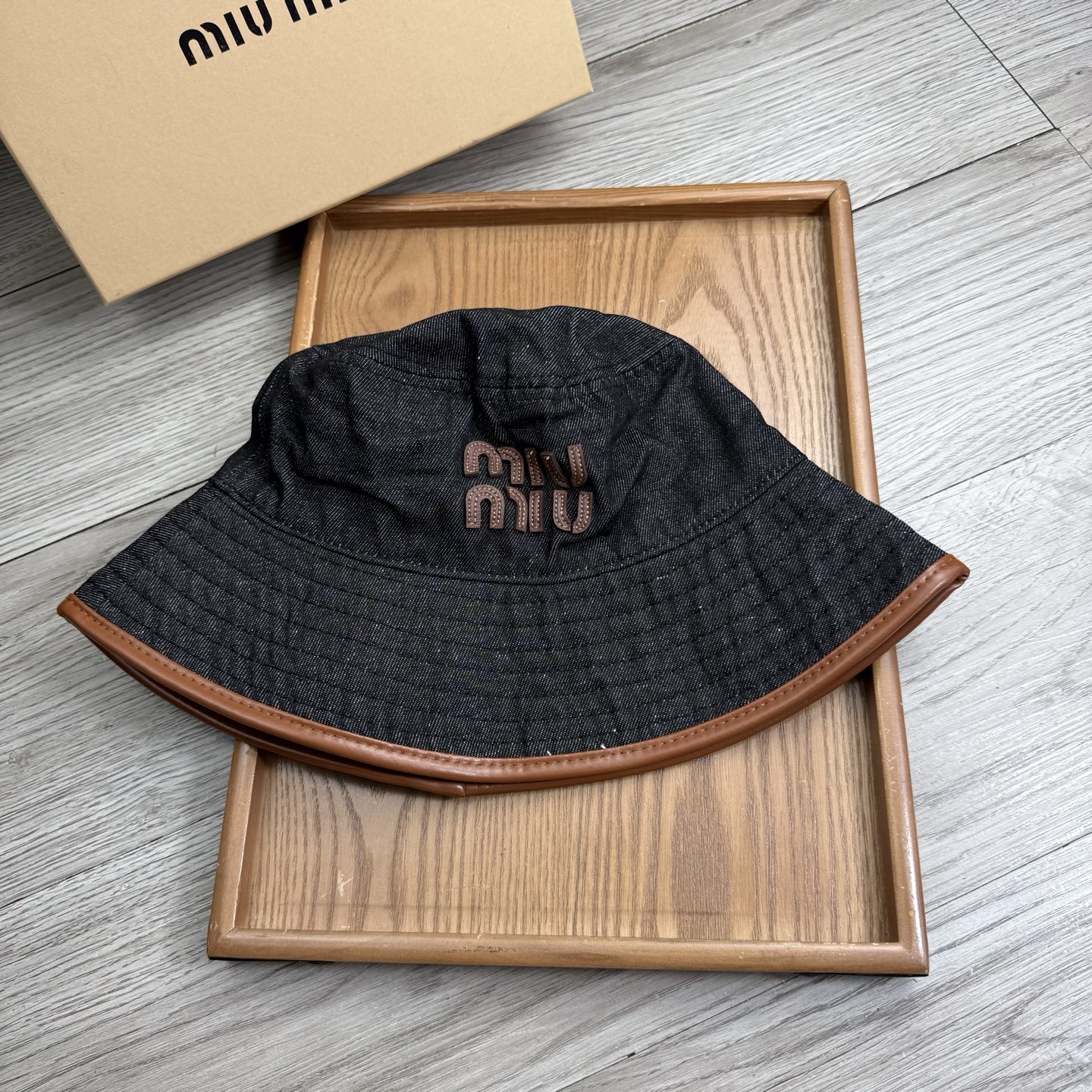 。miumiu。夏季新品渔夫帽！真的是经典中的NO.1，绝美的颜色非常好搭配，不管是酷飒的风格还是温婉的