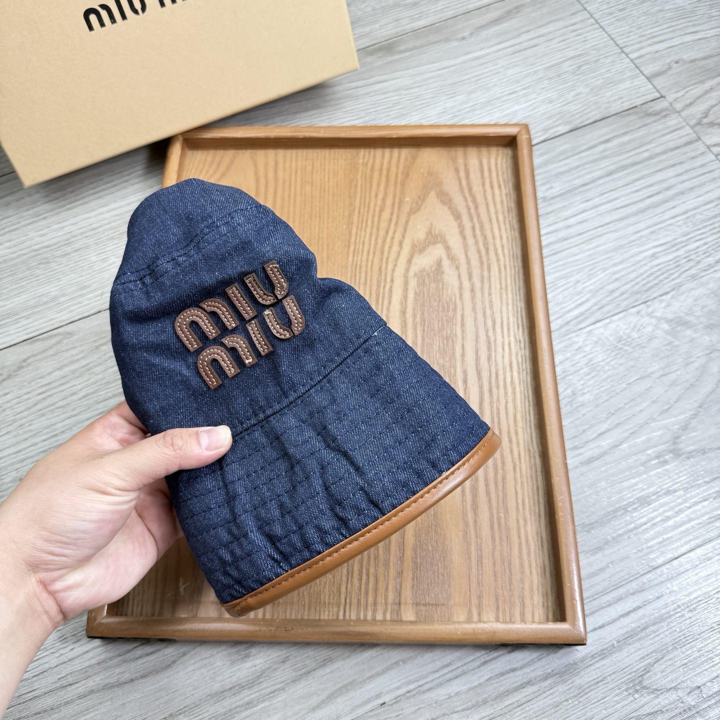 。miumiu。夏季新品渔夫帽！真的是经典中的NO.1，绝美的颜色非常好搭配，不管是酷飒的风格还是温婉的