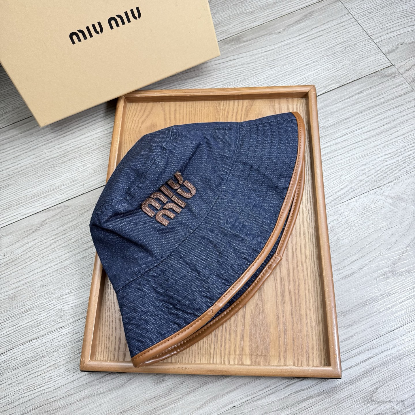。miumiu。夏季新品渔夫帽！真的是经典中的NO.1，绝美的颜色非常好搭配，不管是酷飒的风格还是温婉的