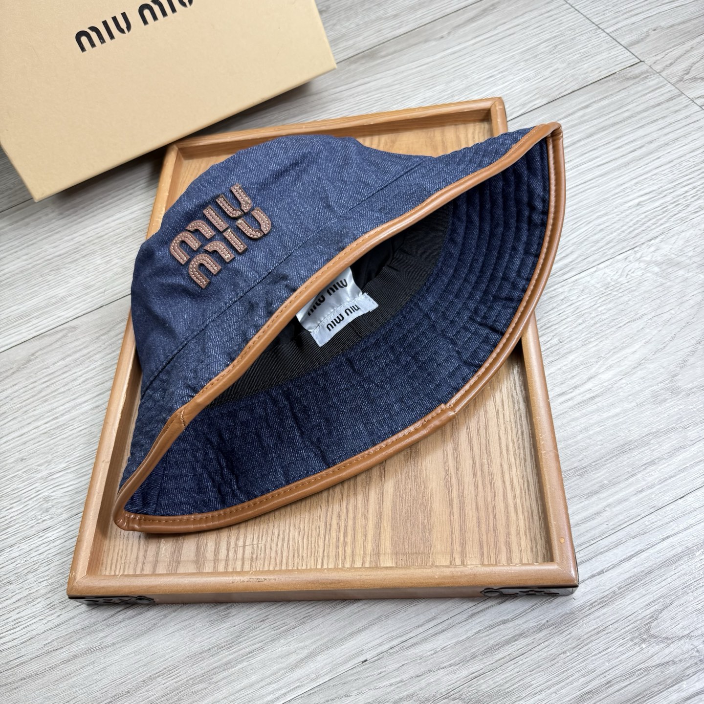 。miumiu。夏季新品渔夫帽！真的是经典中的NO.1，绝美的颜色非常好搭配，不管是酷飒的风格还是温婉的