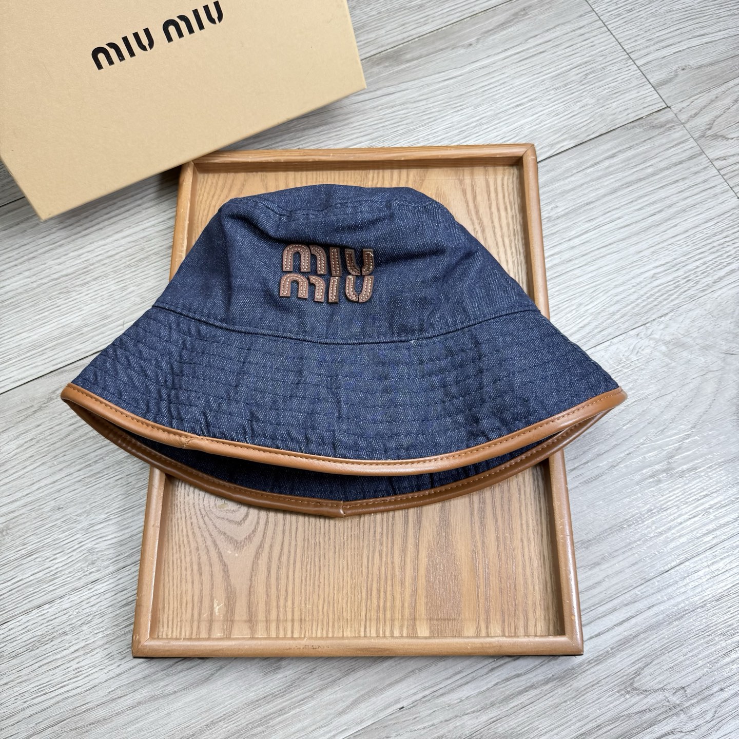 。miumiu。夏季新品渔夫帽！真的是经典中的NO.1，绝美的颜色非常好搭配，不管是酷飒的风格还是温婉的