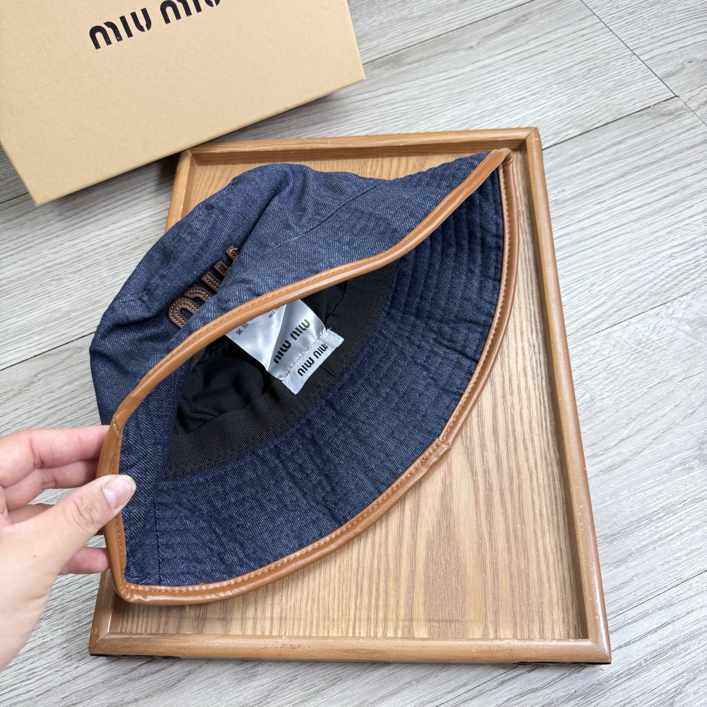 。miumiu。夏季新品渔夫帽！真的是经典中的NO.1，绝美的颜色非常好搭配，不管是酷飒的风格还是温婉的
