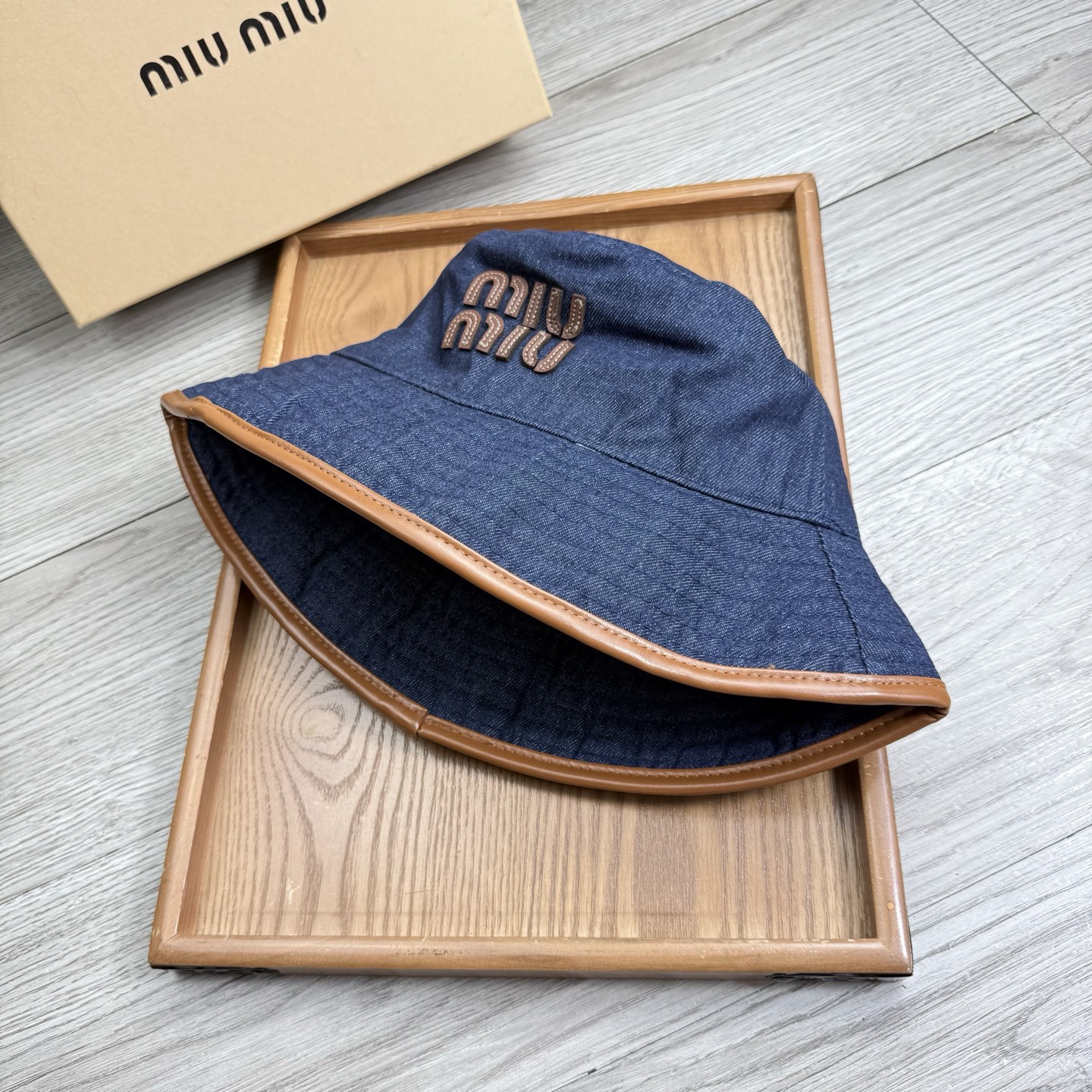 。miumiu。夏季新品渔夫帽！真的是经典中的NO.1，绝美的颜色非常好搭配，不管是酷飒的风格还是温婉的