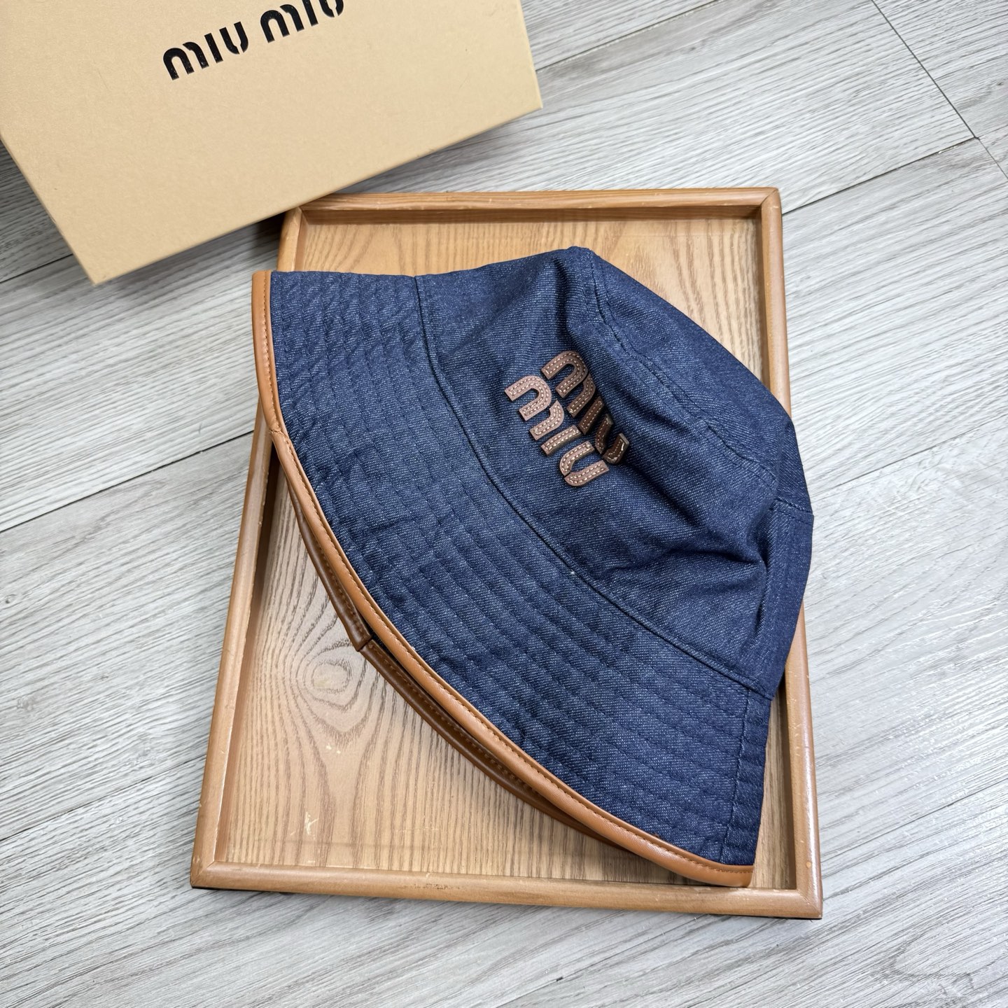 。miumiu。夏季新品渔夫帽！真的是经典中的NO.1，绝美的颜色非常好搭配，不管是酷飒的风格还是温婉的