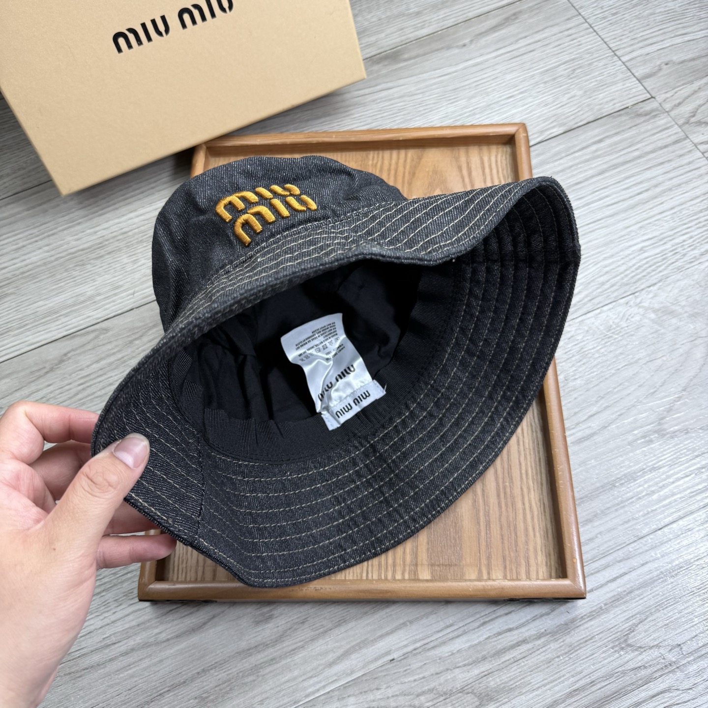 。miumiu。夏季新品渔夫帽！真的是经典中的NO.1，绝美的颜色非常好搭配，不管是酷飒的风格还是温婉的