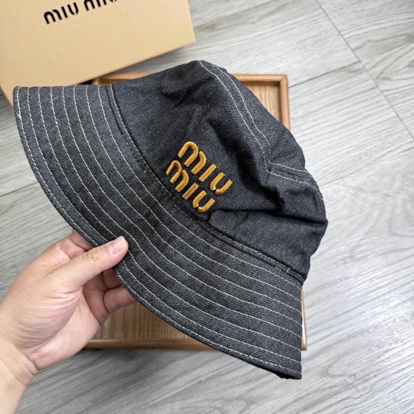 。miumiu。夏季新品渔夫帽！真的是经典中的NO.1，绝美的颜色非常好搭配，不管是酷飒的风格还是温婉的