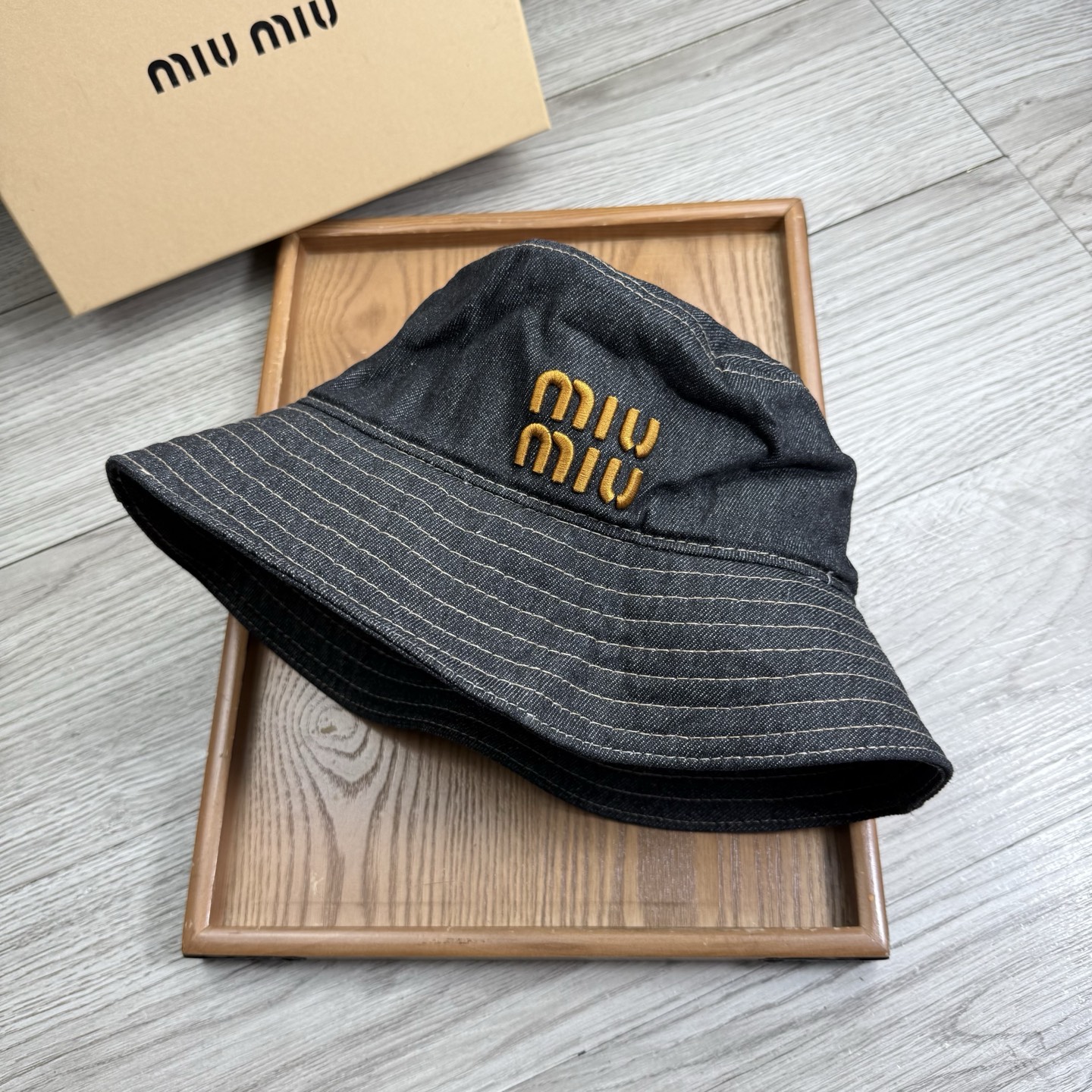 。miumiu。夏季新品渔夫帽！真的是经典中的NO.1，绝美的颜色非常好搭配，不管是酷飒的风格还是温婉的