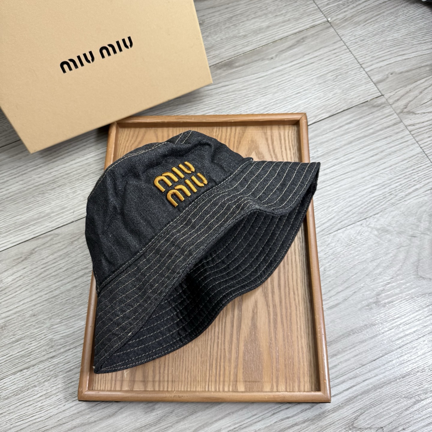 。miumiu。夏季新品渔夫帽！真的是经典中的NO.1，绝美的颜色非常好搭配，不管是酷飒的风格还是温婉的