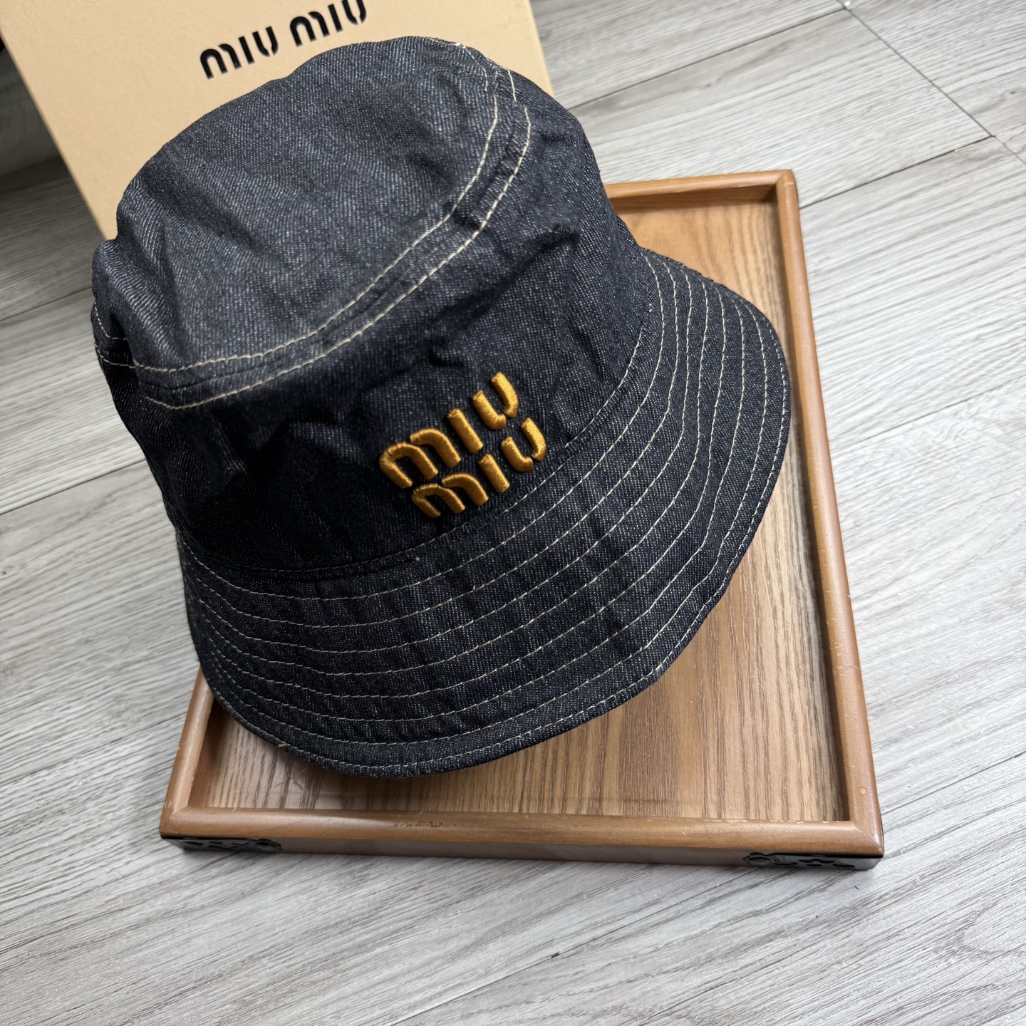 。miumiu。夏季新品渔夫帽！真的是经典中的NO.1，绝美的颜色非常好搭配，不管是酷飒的风格还是温婉的