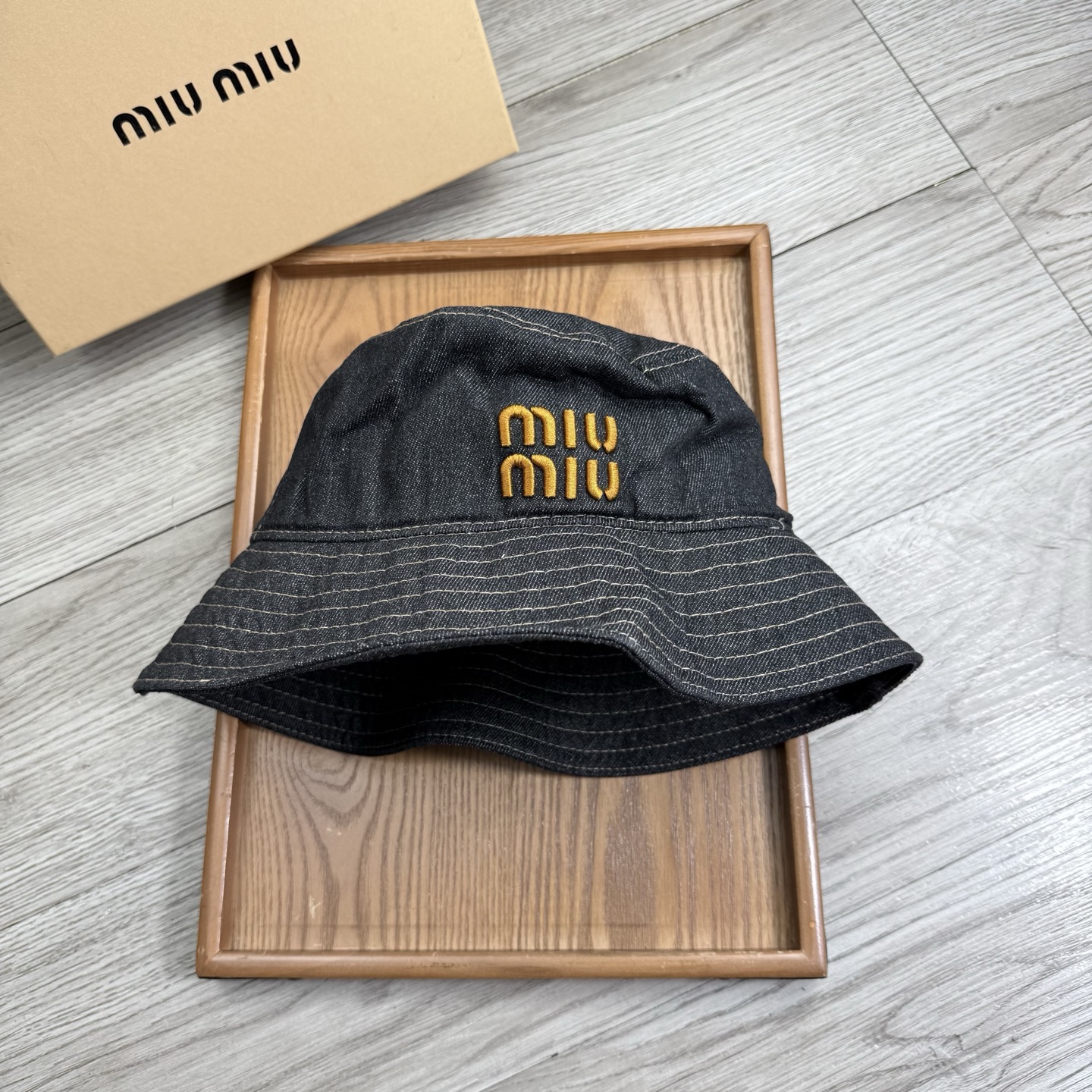 。miumiu。夏季新品渔夫帽！真的是经典中的NO.1，绝美的颜色非常好搭配，不管是酷飒的风格还是温婉的