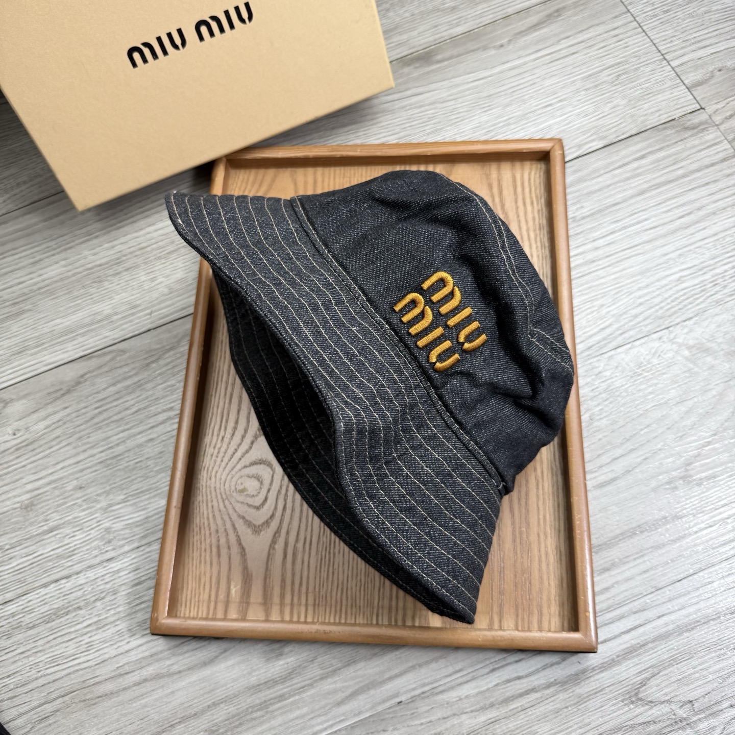 。miumiu。夏季新品渔夫帽！真的是经典中的NO.1，绝美的颜色非常好搭配，不管是酷飒的风格还是温婉的