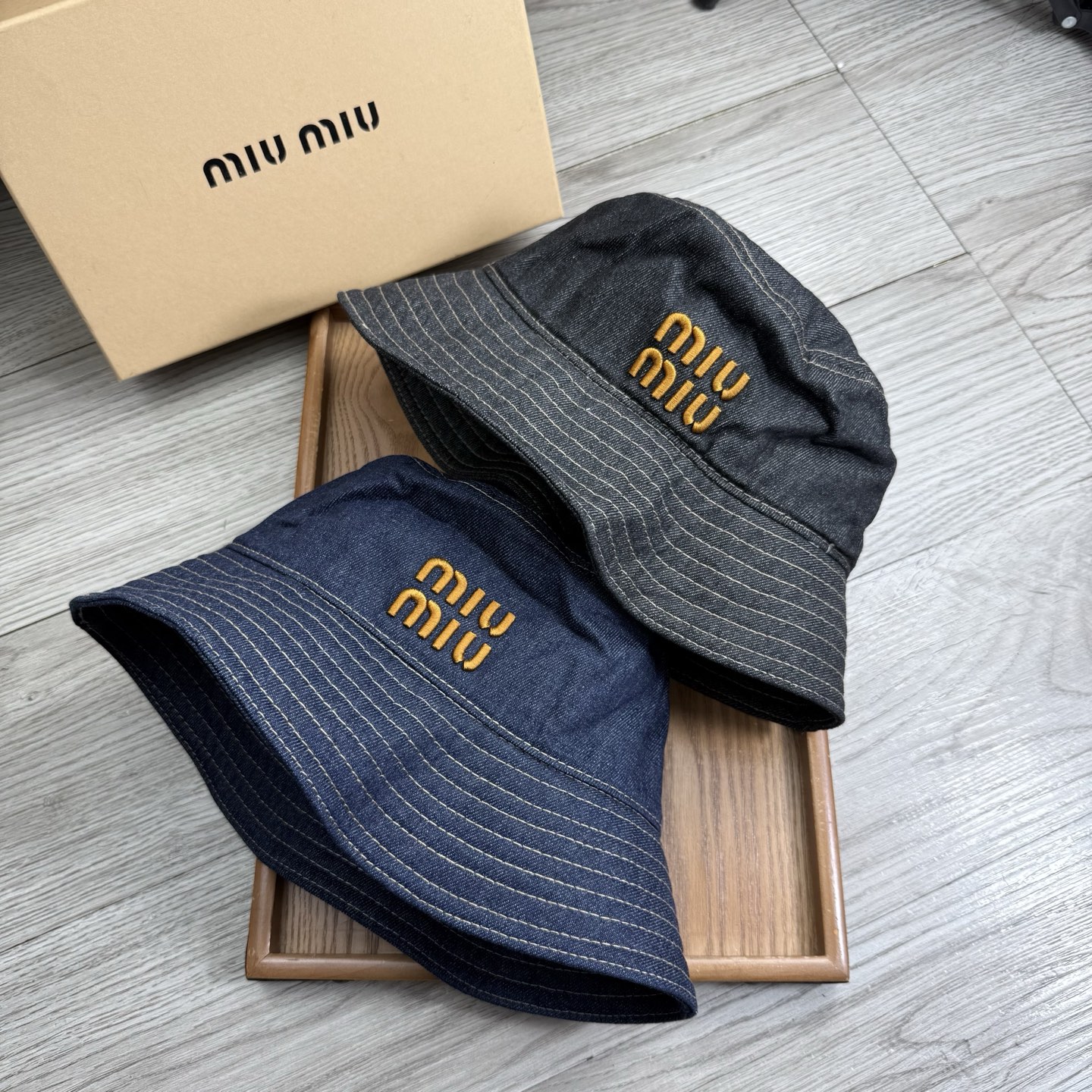 。miumiu。夏季新品渔夫帽！真的是经典中的NO.1，绝美的颜色非常好搭配，不管是酷飒的风格还是温婉的
